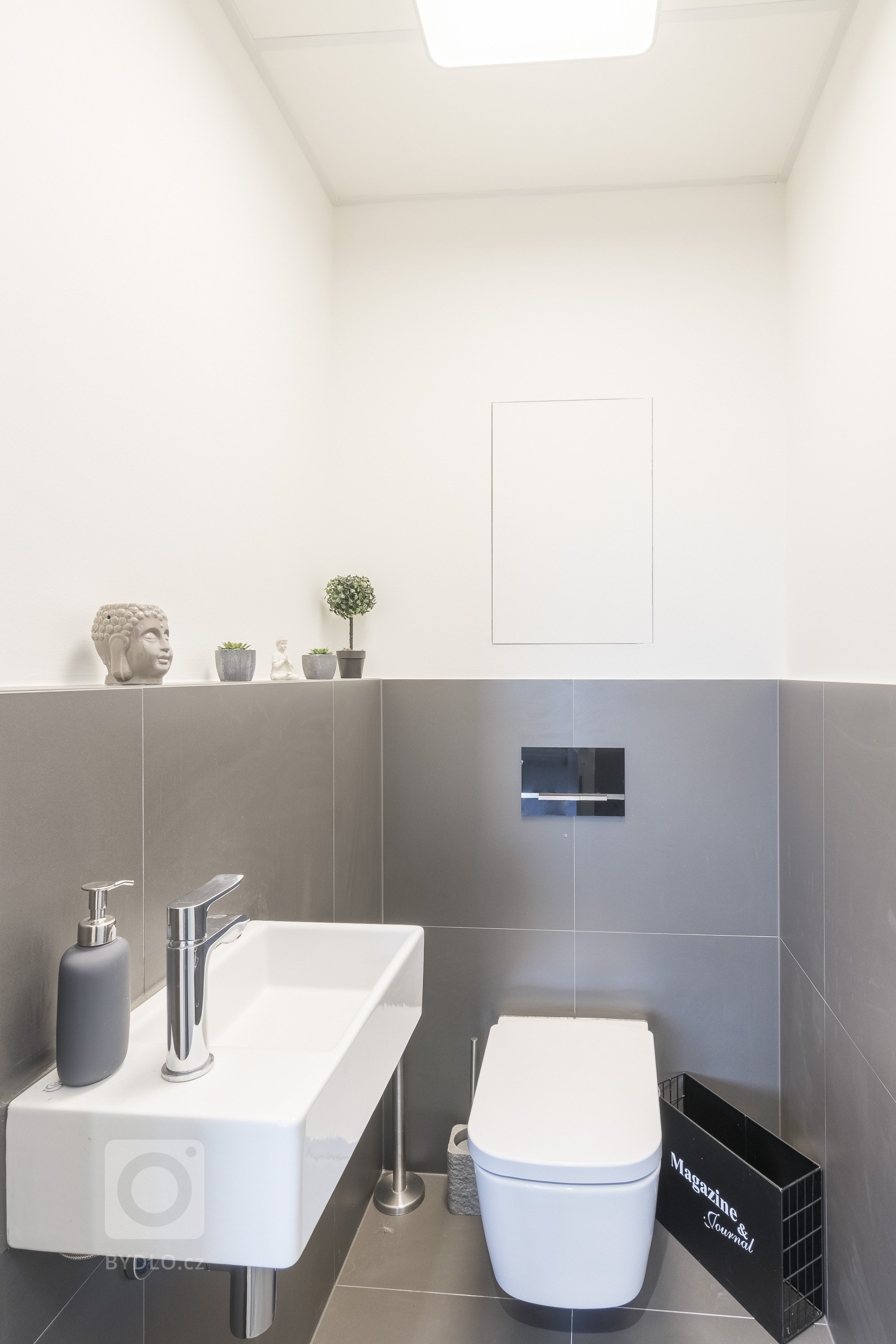 Developerský projekt JRD, podchycení klientských změn a návrh interiéru vybavení bytu pro mladý pár. Z návrhu vyplynulo použití cementové stěrky na většinu…