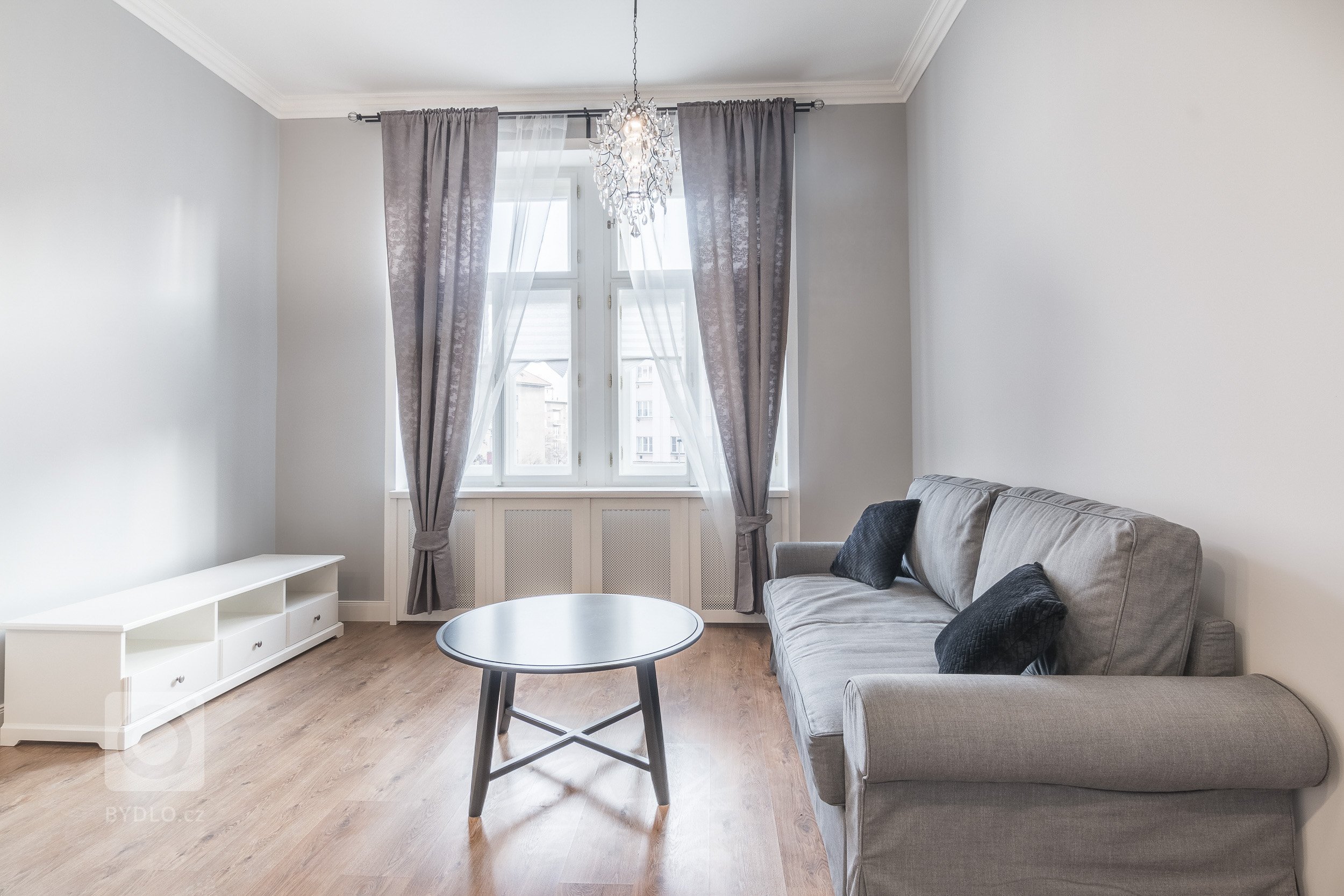 Rekonstrukce starého činžovního domu od PSN a stavební úpravy bytové jednotky včetně návrhu interiéru. Byt slouží jako investice pro krátkodobé pronájmy.…