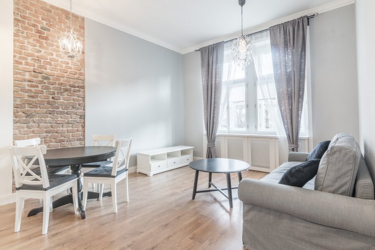 Rekonstrukce starého činžovního domu od PSN a stavební úpravy bytové jednotky včetně návrhu interiéru. Byt slouží jako investice pro krátkodobé pronájmy.…