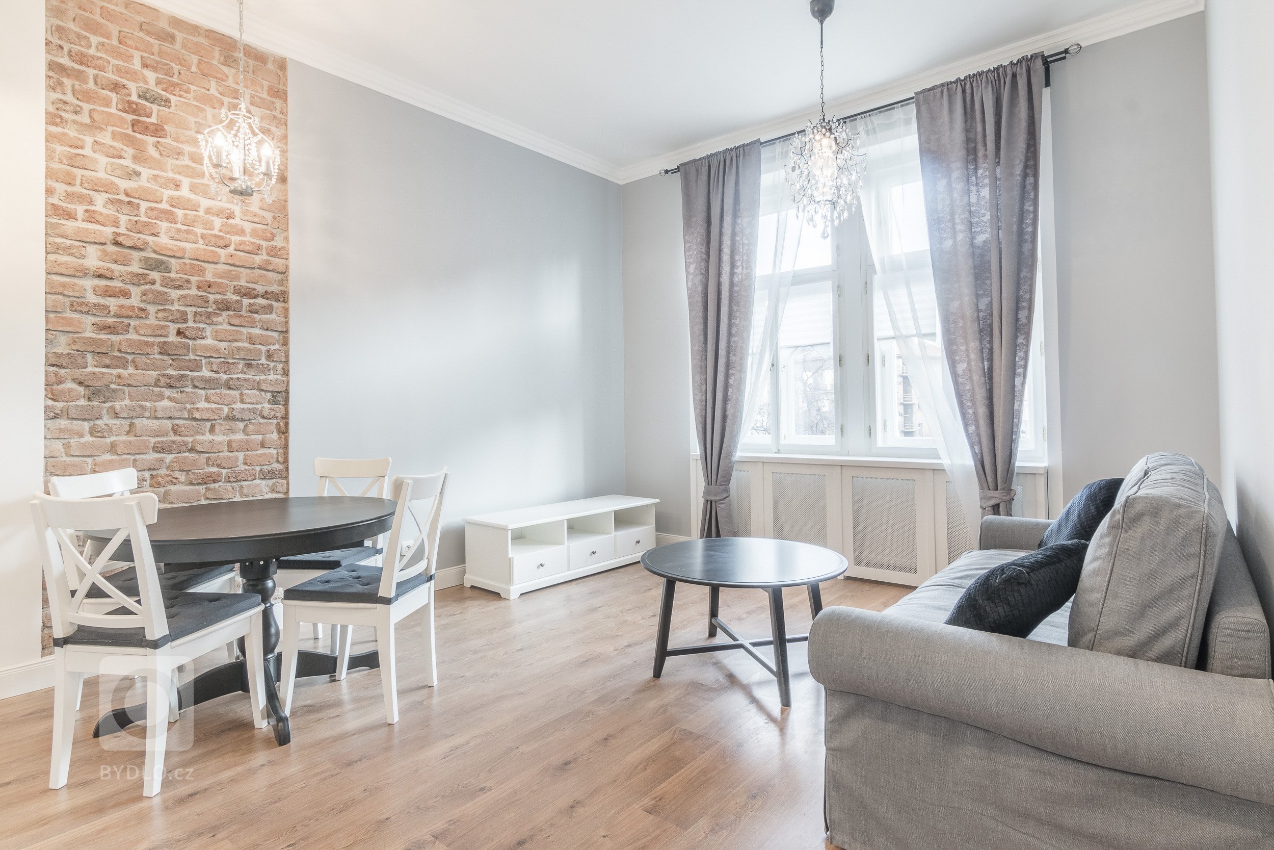 Rekonstrukce starého činžovního domu od PSN a stavební úpravy bytové jednotky včetně návrhu interiéru. Byt slouží jako investice pro krátkodobé pronájmy.…