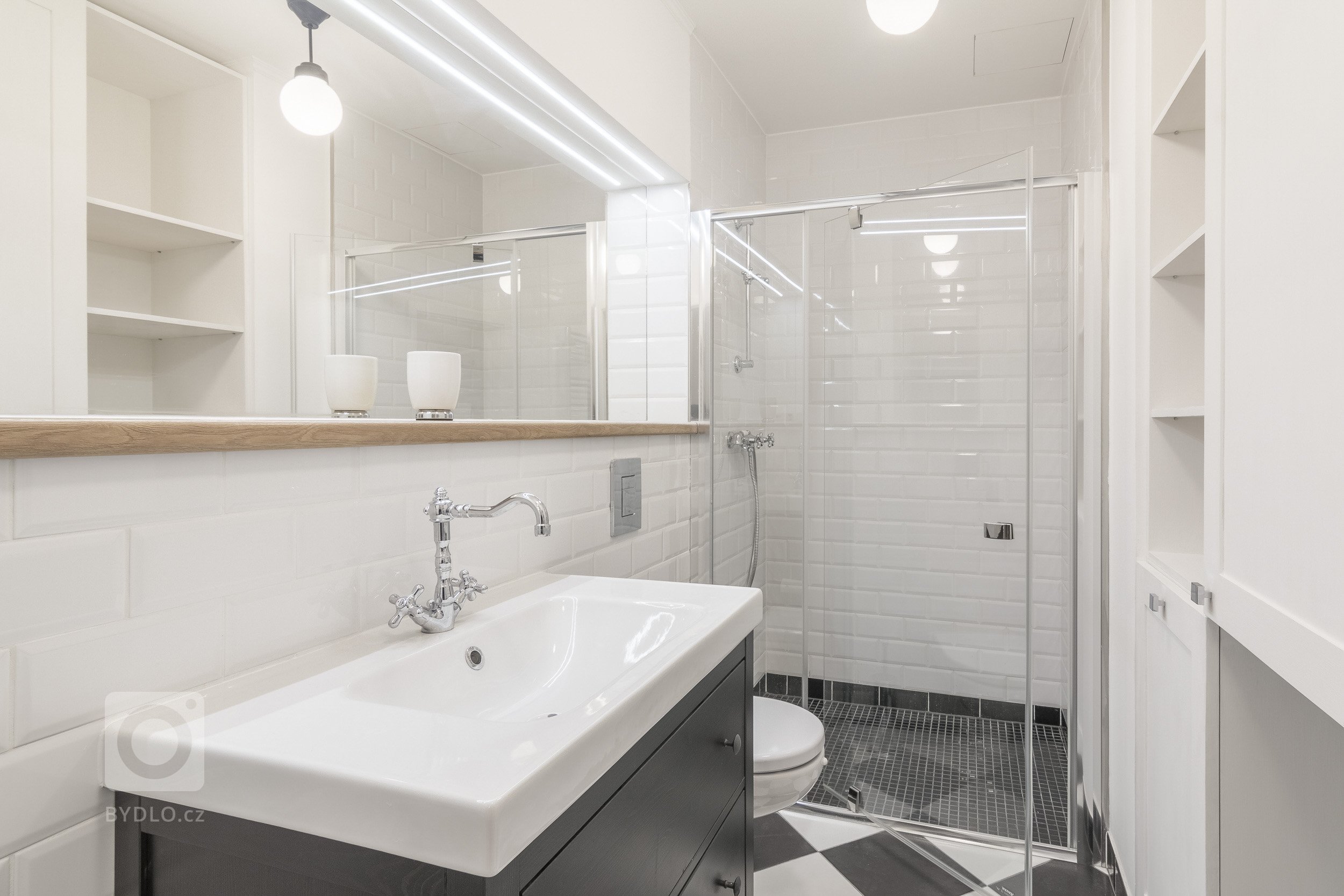 Rekonstrukce starého činžovního domu od PSN a stavební úpravy bytové jednotky včetně návrhu interiéru. Byt slouží jako investice pro krátkodobé pronájmy.…