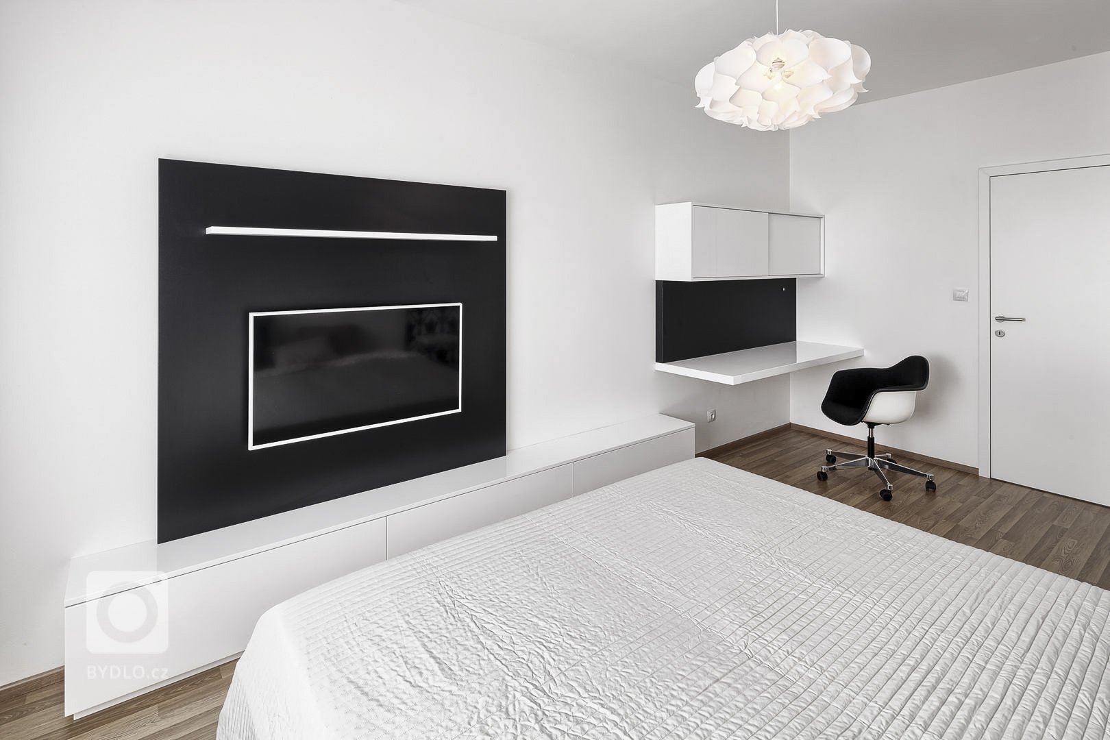 Byt pro mladou studentku a spolubydlící. Developerský projekt. Návrh interiéru v útulném stylu a potlačených krémových barvách. Kuchyňská linka v lakovaném…