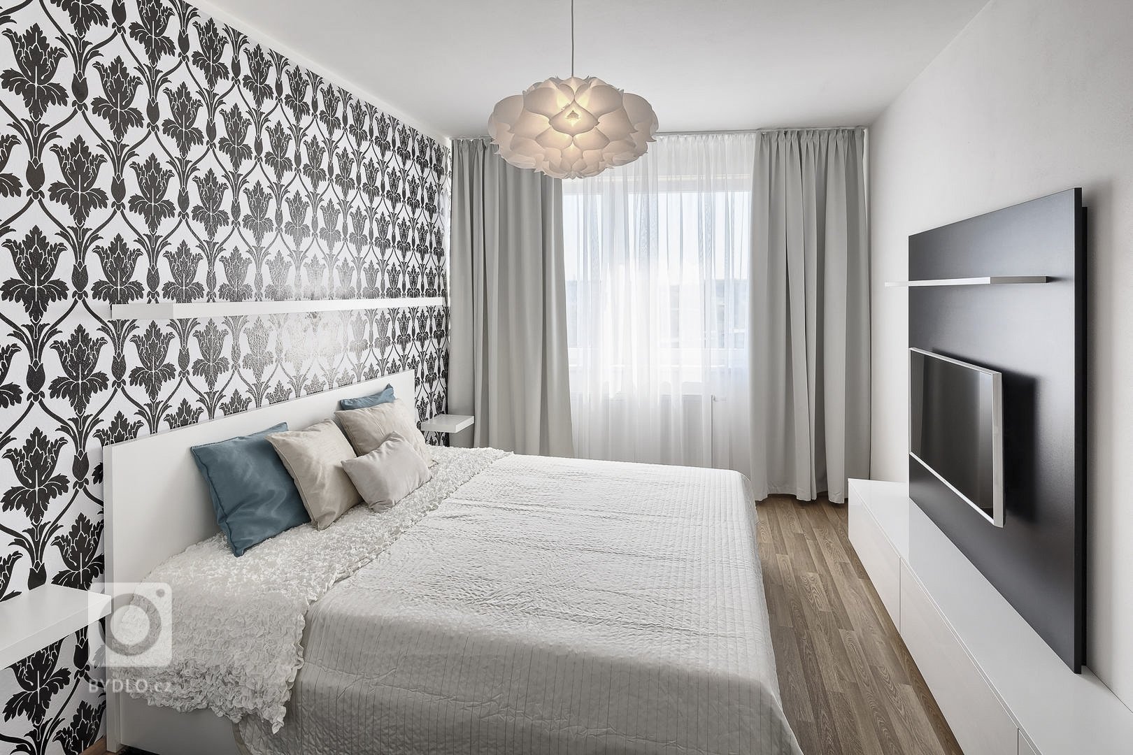 Byt pro mladou studentku a spolubydlící. Developerský projekt. Návrh interiéru v útulném stylu a potlačených krémových barvách. Kuchyňská linka v lakovaném…