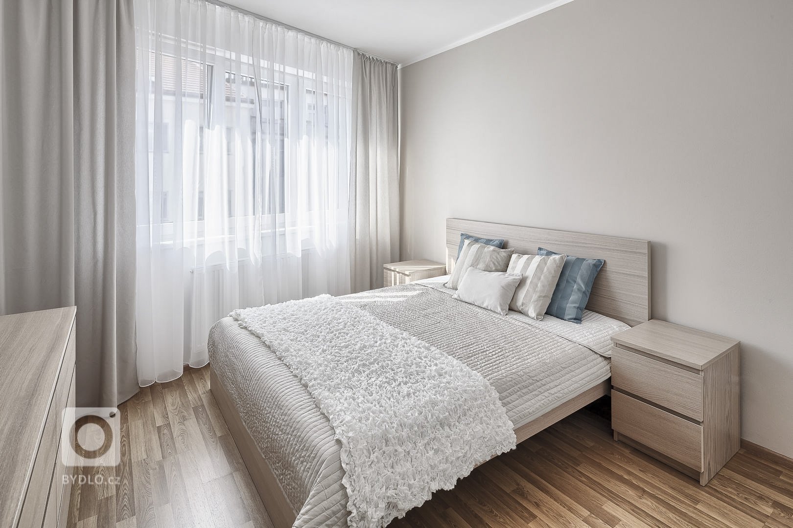 Byt pro mladou studentku a spolubydlící. Developerský projekt. Návrh interiéru v útulném stylu a potlačených krémových barvách. Kuchyňská linka v lakovaném…