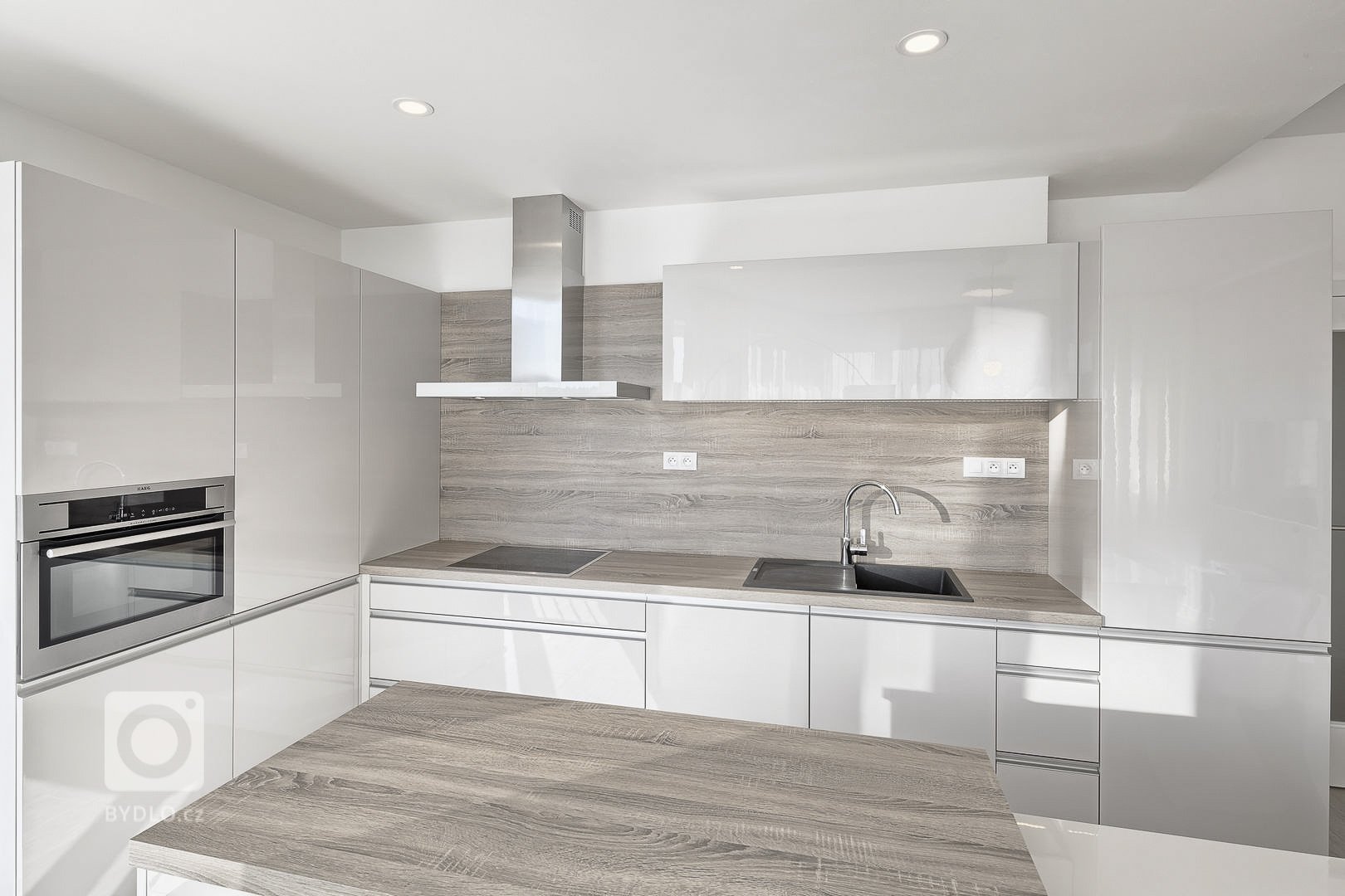 Byt pro mladou studentku a spolubydlící. Developerský projekt. Návrh interiéru v útulném stylu a potlačených krémových barvách. Kuchyňská linka v lakovaném…