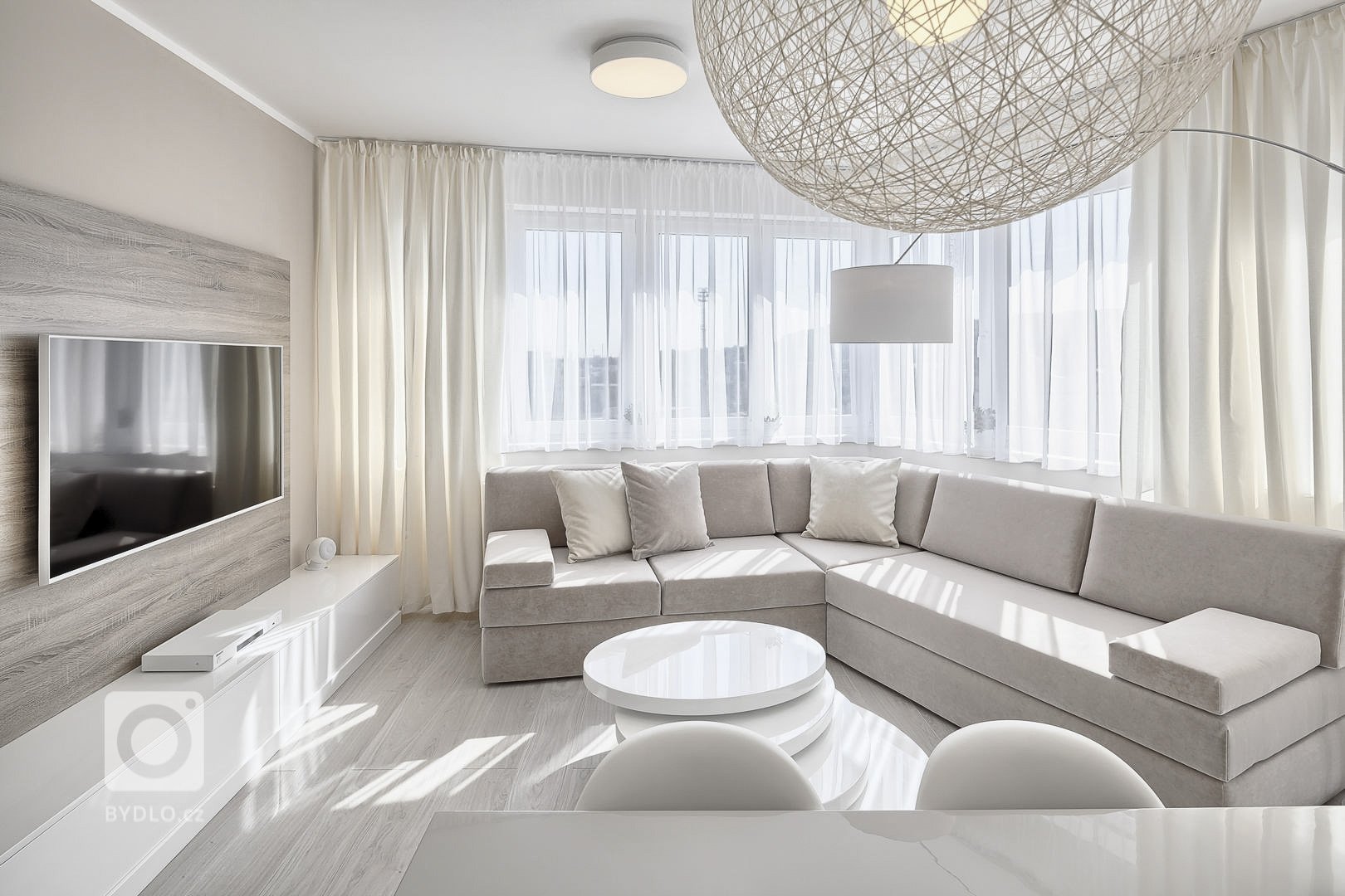 Byt pro mladou studentku a spolubydlící. Developerský projekt. Návrh interiéru v útulném stylu a potlačených krémových barvách. Kuchyňská linka v lakovaném…