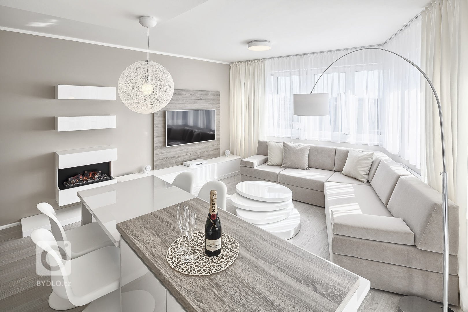 Byt pro mladou studentku a spolubydlící. Developerský projekt. Návrh interiéru v útulném stylu a potlačených krémových barvách. Kuchyňská linka v lakovaném…