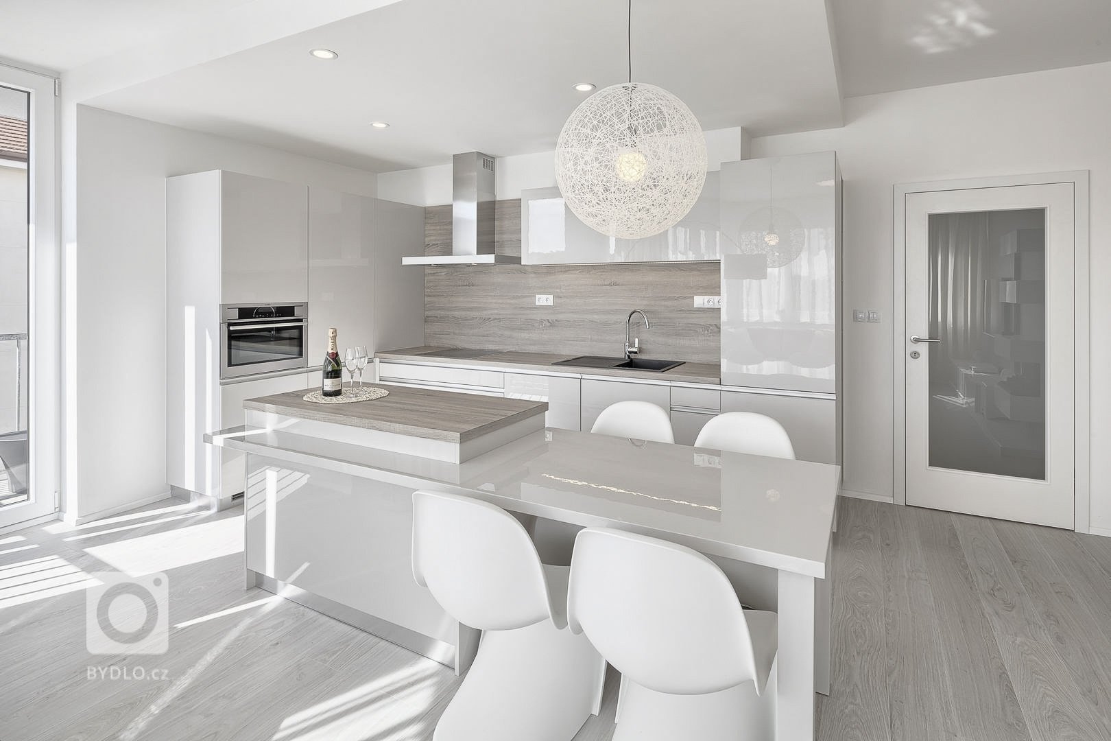 Byt pro mladou studentku a spolubydlící. Developerský projekt. Návrh interiéru v útulném stylu a potlačených krémových barvách. Kuchyňská linka v lakovaném…