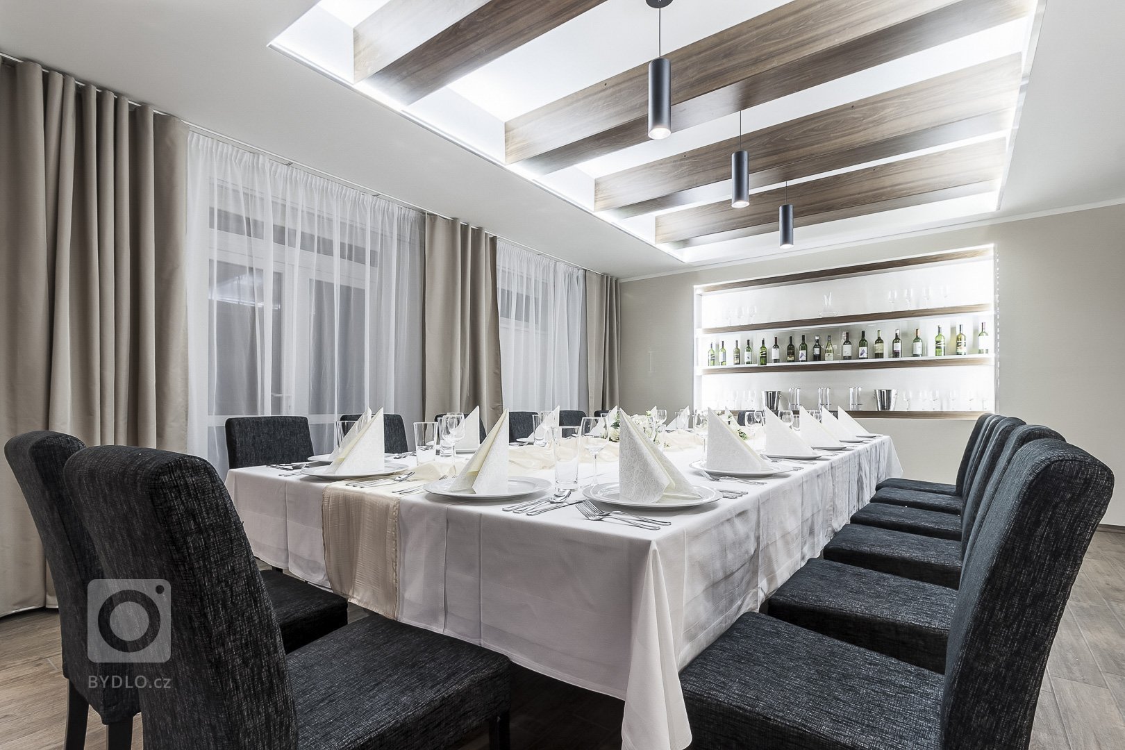 Redesign hotelu ve Slovenském městě Humenné. Cílem bylo vytvoření proměny interiéru včetně stavebních úprav 5 salonků a restaurace. Salonky byly rozděleny…