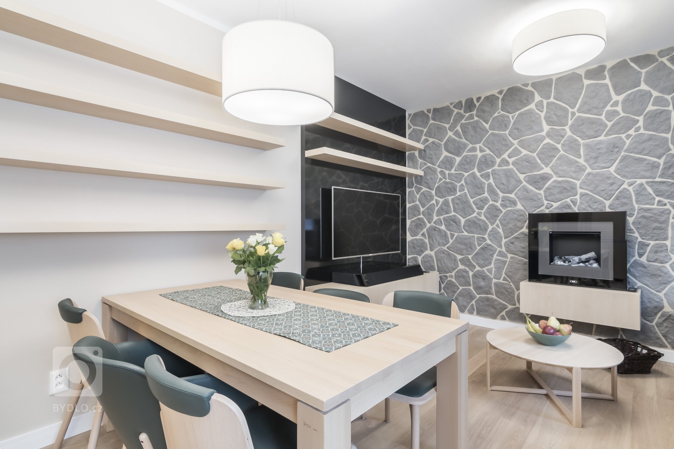 Proměna horského apartmánu pro stávající majitele. Zadáním bylo vytvořit útulný prostor s koupelnou navíc a rozdělením mezonetové jednotky na část pro majitele…