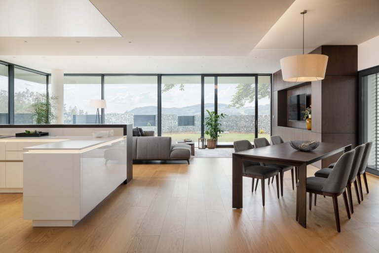 Překrásný moderní interiér v minimalistické kombinaci bílé barvy a dřeva. Tak by se dal popsat prostor, ve kterém najdete naši dubovou podlahu v provedení…