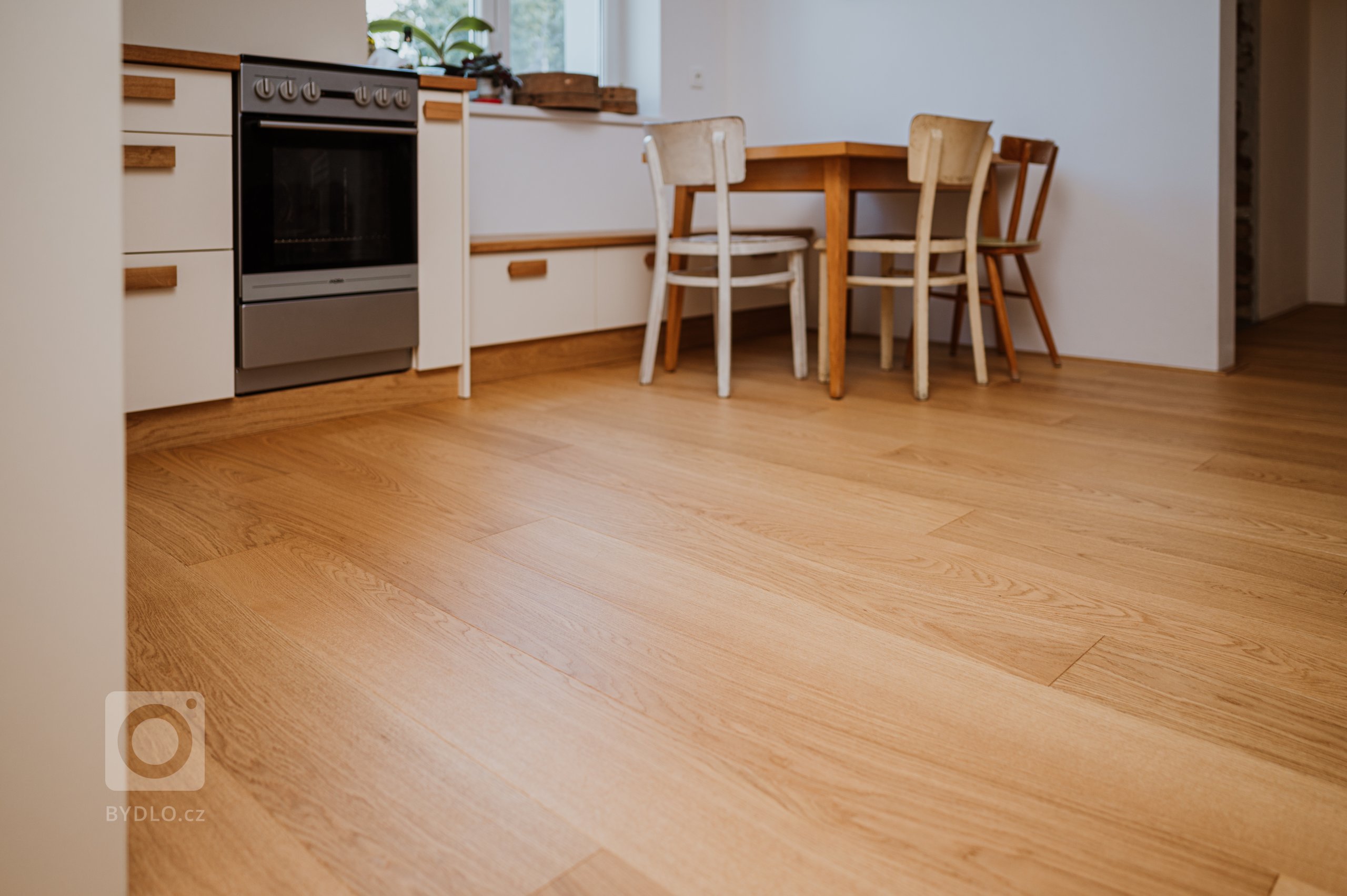 Útulný interiér menšího rodinného domu je proveden v nadčasové kombinaci bílé barvy a dřeva a stylově se v něm prolínají moderní a retro prvky.

Zvolena byla…