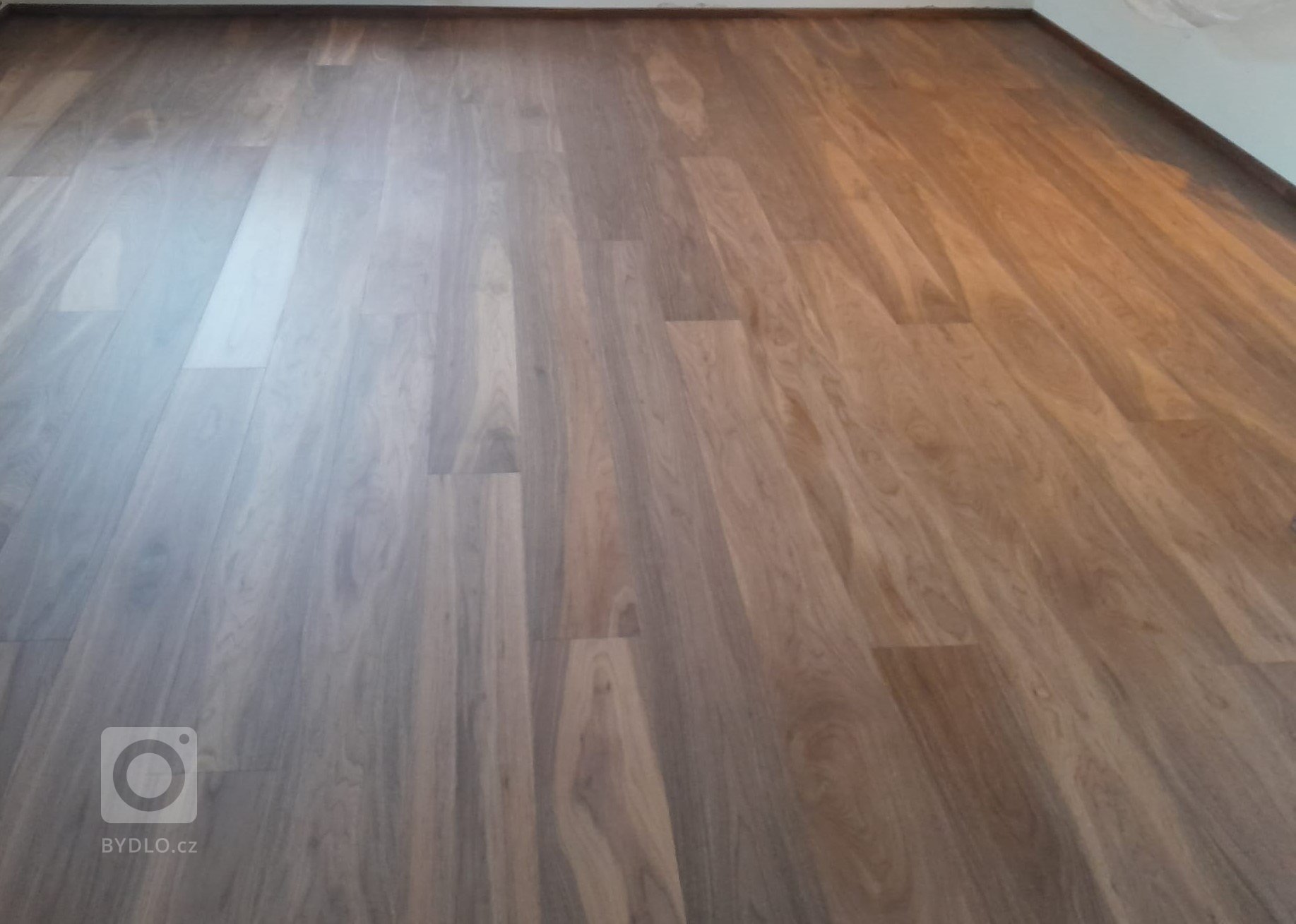 Realizace probíhala v moderním domě v Brně. Původní podlaha byla vyměněna na krásný a nadčasový americký ořech, na kterém rodina trvala a jiná varianta…