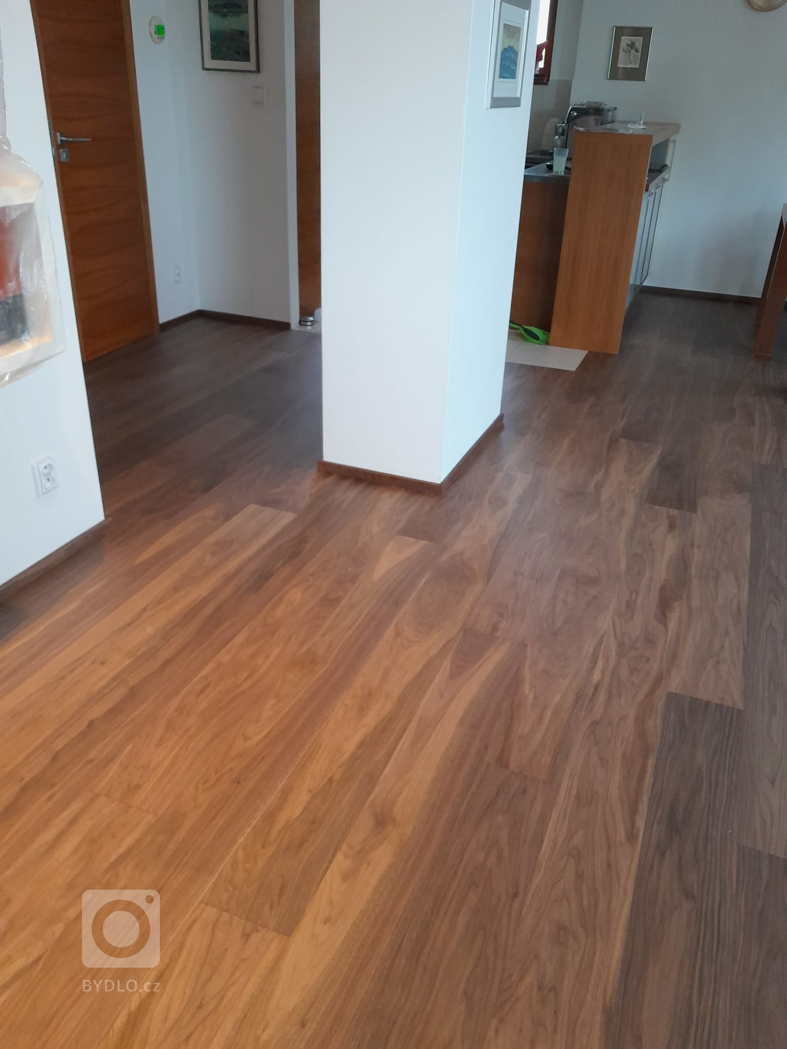 Realizace probíhala v moderním domě v Brně. Původní podlaha byla vyměněna na krásný a nadčasový americký ořech, na kterém rodina trvala a jiná varianta…