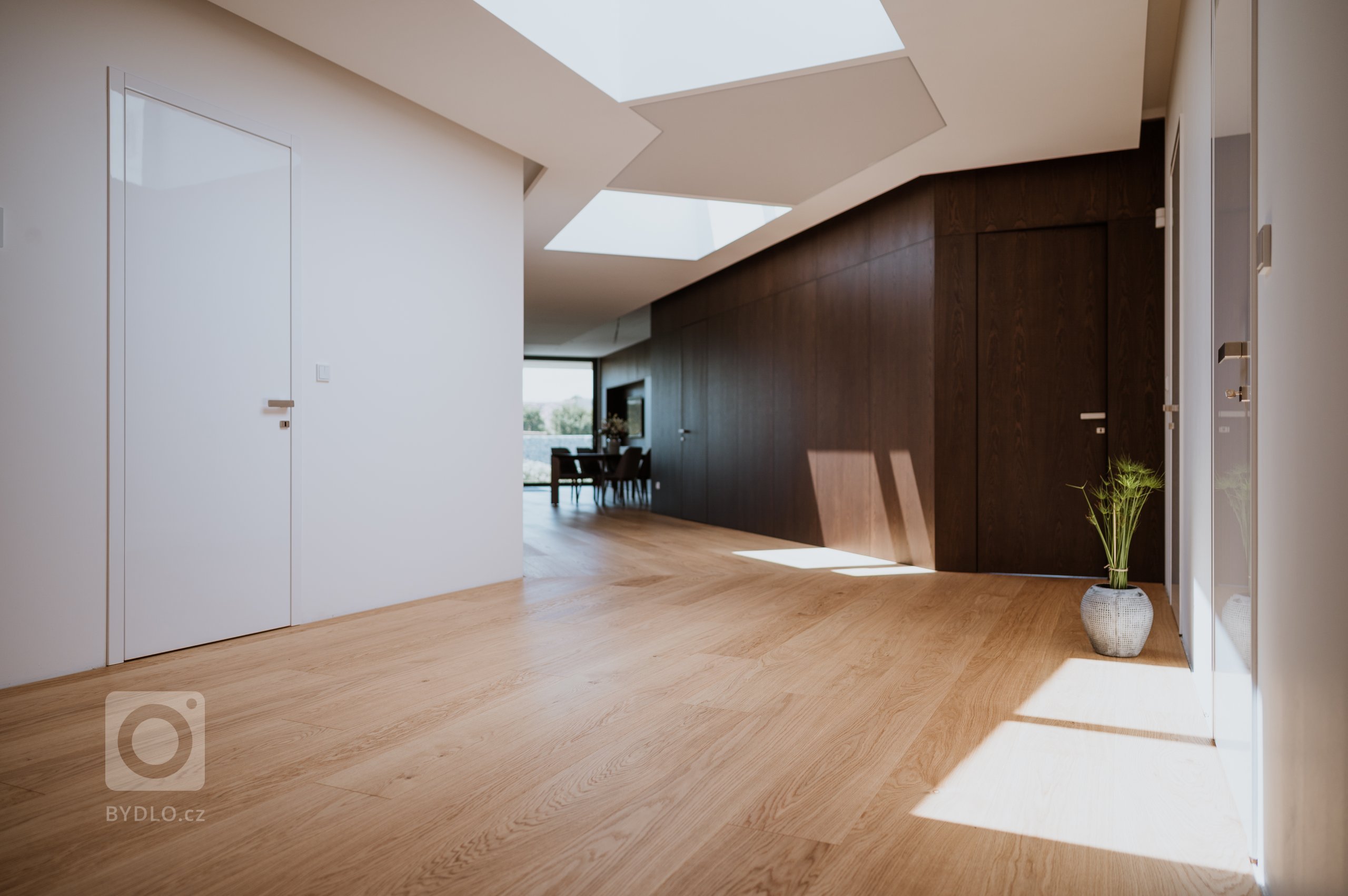 Překrásný moderní interiér v minimalistické kombinaci bílé barvy a dřeva. Tak by se dal popsat prostor, ve kterém najdete naši dubovou podlahu v provedení…