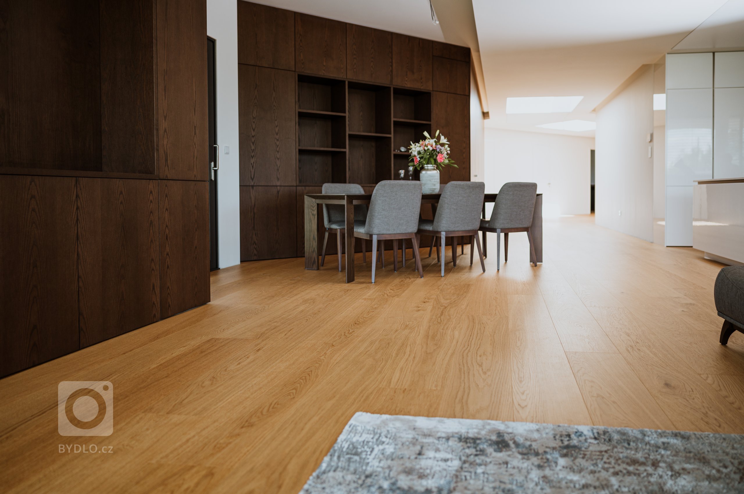 Překrásný moderní interiér v minimalistické kombinaci bílé barvy a dřeva. Tak by se dal popsat prostor, ve kterém najdete naši dubovou podlahu v provedení…