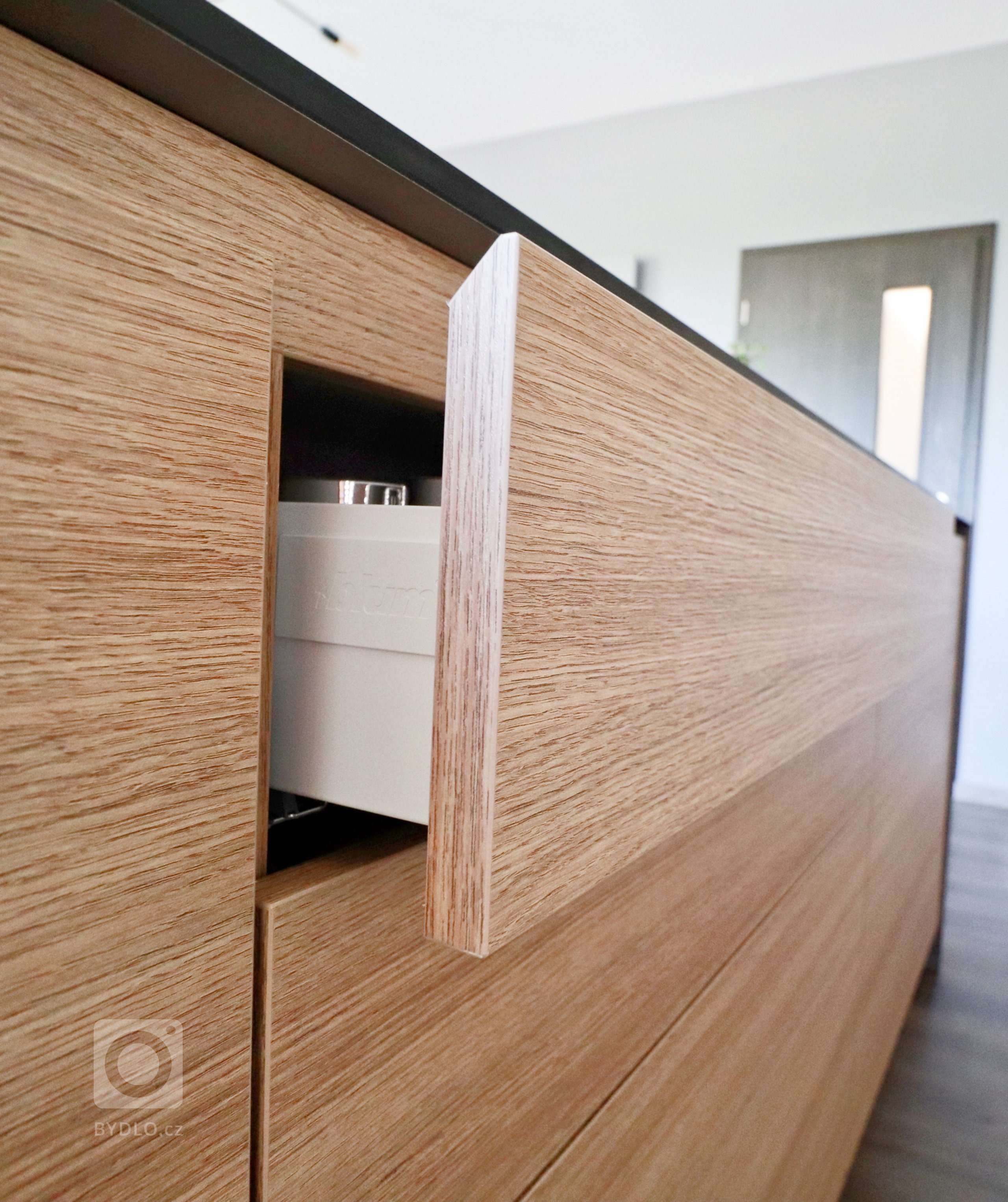 Kombinace šedé, antracitové a dřeva je zárukou úspěchu v&nbsp;každém interiéru.

V&nbsp;pražském bytě mladého páru jsme realizovali kuchyňskou linku, TV…