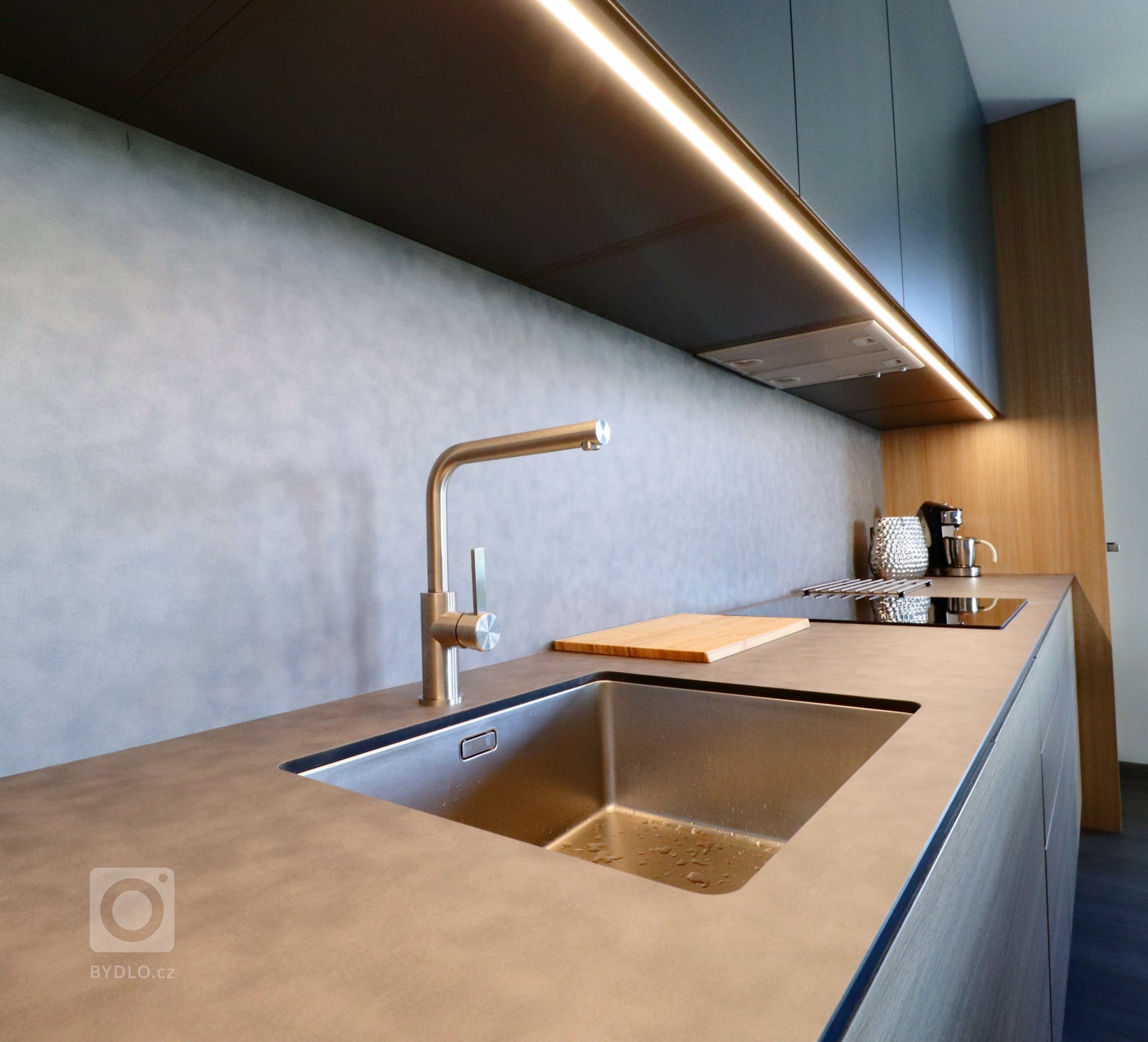 Kombinace šedé, antracitové a dřeva je zárukou úspěchu v&nbsp;každém interiéru.

V&nbsp;pražském bytě mladého páru jsme realizovali kuchyňskou linku, TV…