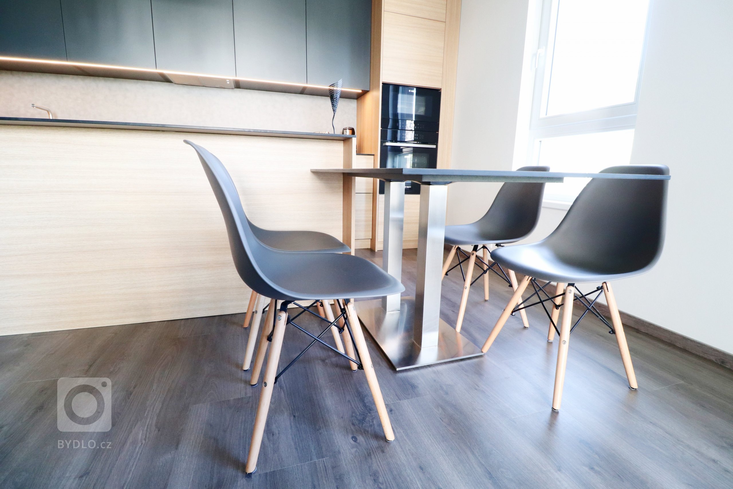 Kombinace šedé, antracitové a dřeva je zárukou úspěchu v&nbsp;každém interiéru.

V&nbsp;pražském bytě mladého páru jsme realizovali kuchyňskou linku, TV…