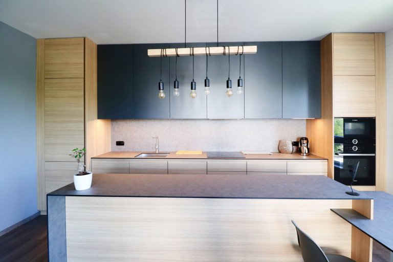 Kombinace šedé, antracitové a dřeva je zárukou úspěchu v&nbsp;každém interiéru.

V&nbsp;pražském bytě mladého páru jsme realizovali kuchyňskou linku, TV…