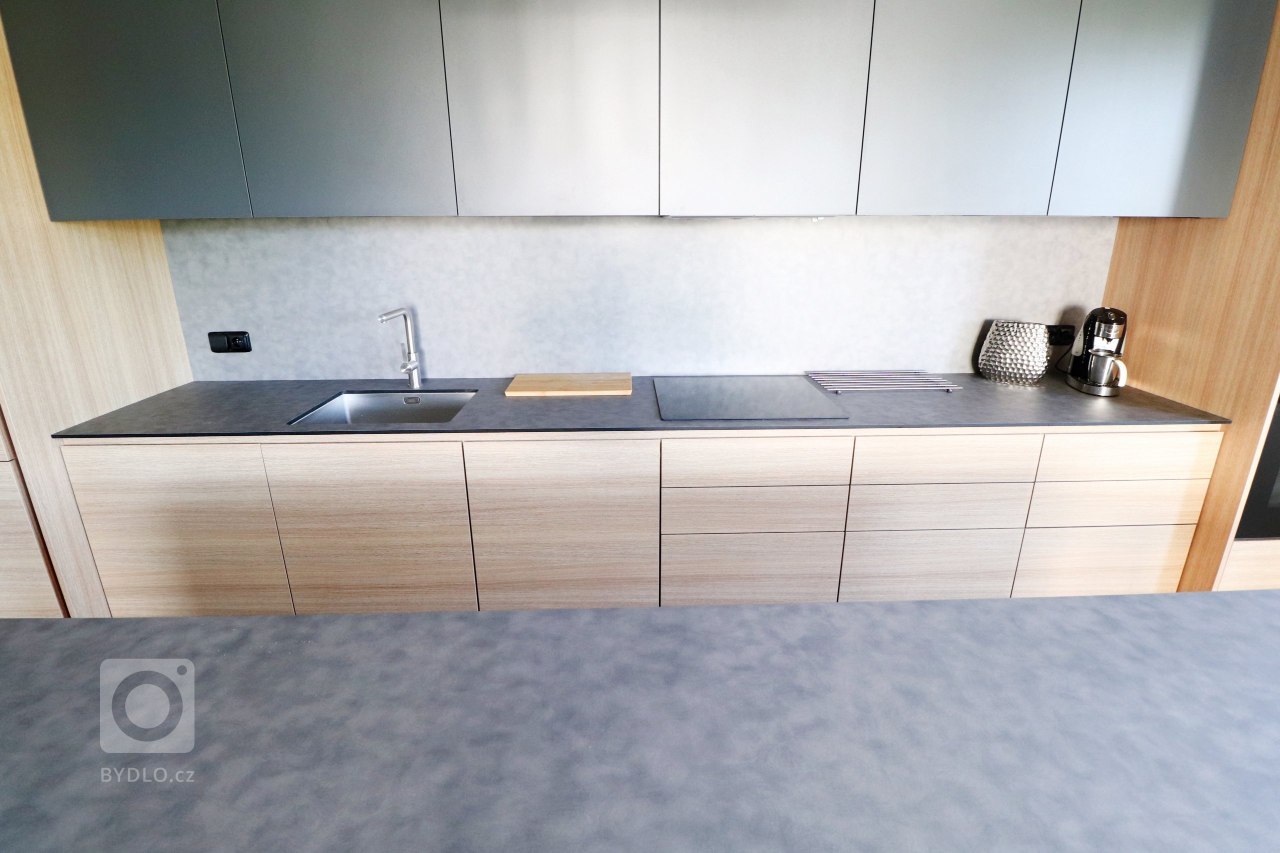Kombinace šedé, antracitové a dřeva je zárukou úspěchu v&nbsp;každém interiéru.

V&nbsp;pražském bytě mladého páru jsme realizovali kuchyňskou linku, TV…
