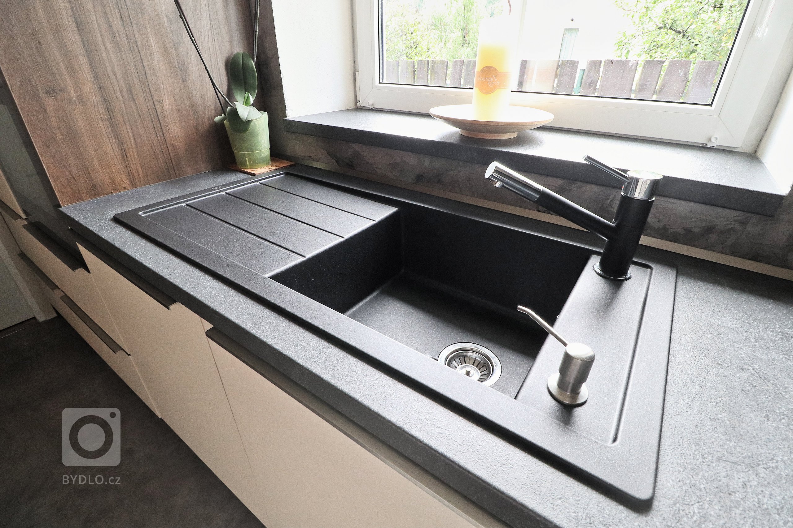 Přijde Vám, že lesklou kuchyňskou linku má již kdekdo? Buďte trochu originální a zvolte matnou povrchovou úpravu dvířek, jako naše nedávná klientka, které se…