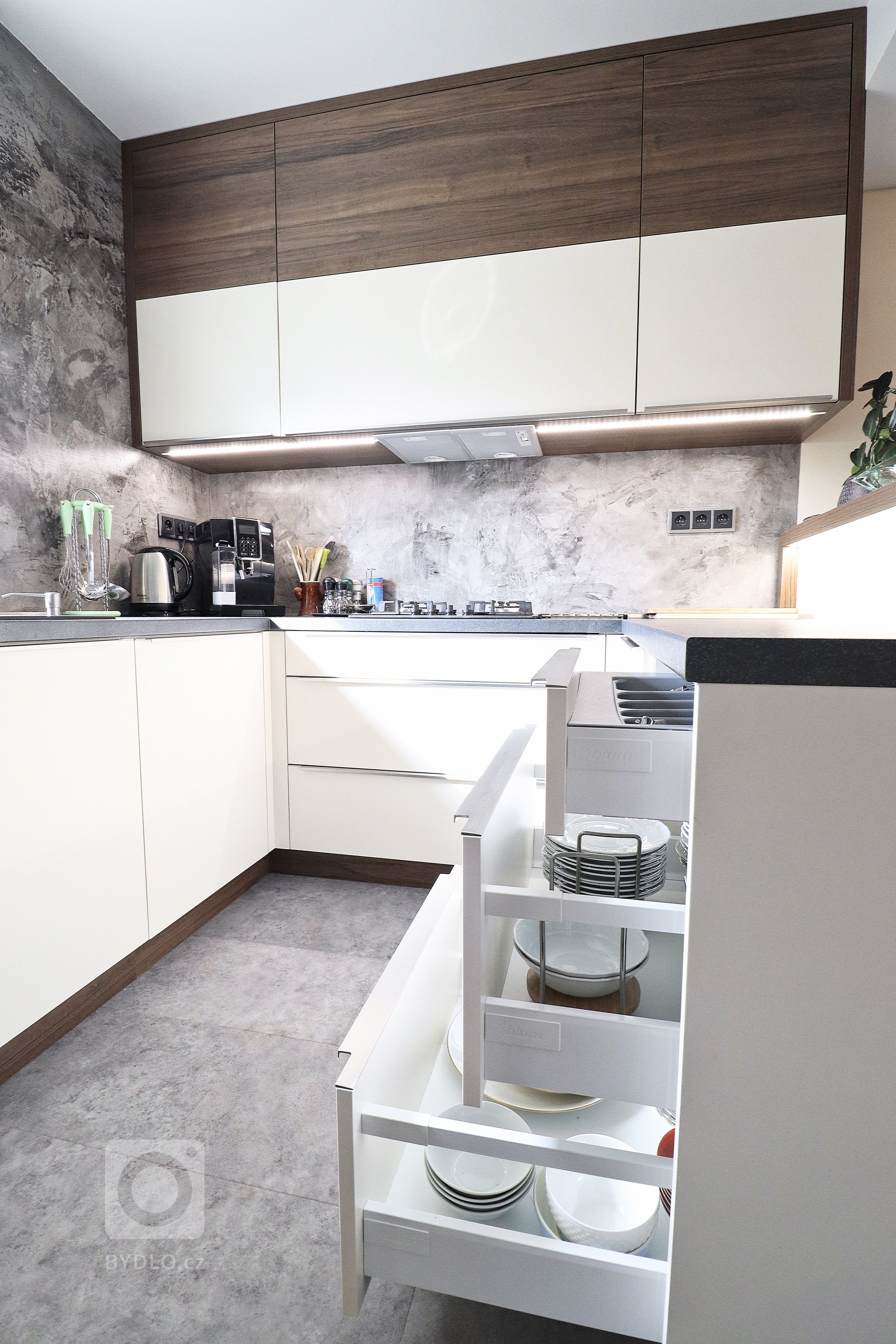 Přijde Vám, že lesklou kuchyňskou linku má již kdekdo? Buďte trochu originální a zvolte matnou povrchovou úpravu dvířek, jako naše nedávná klientka, které se…