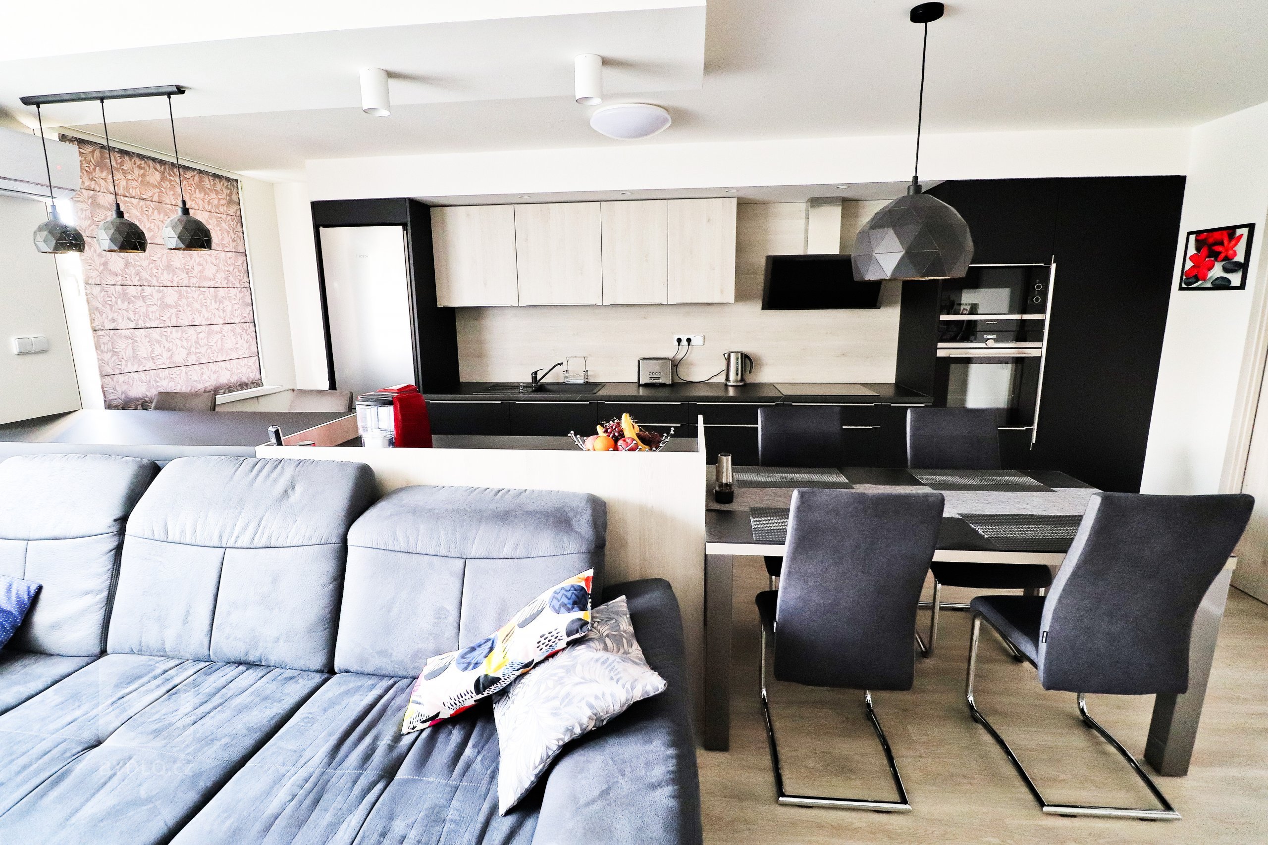 Obývací pokoj spojený s kuchyňskou linkou je hlavním prostorem většiny bytů.

V&nbsp;tomto nově zrekonstruovaném bytě jsme pro mladou rodinu vytvořili místo…