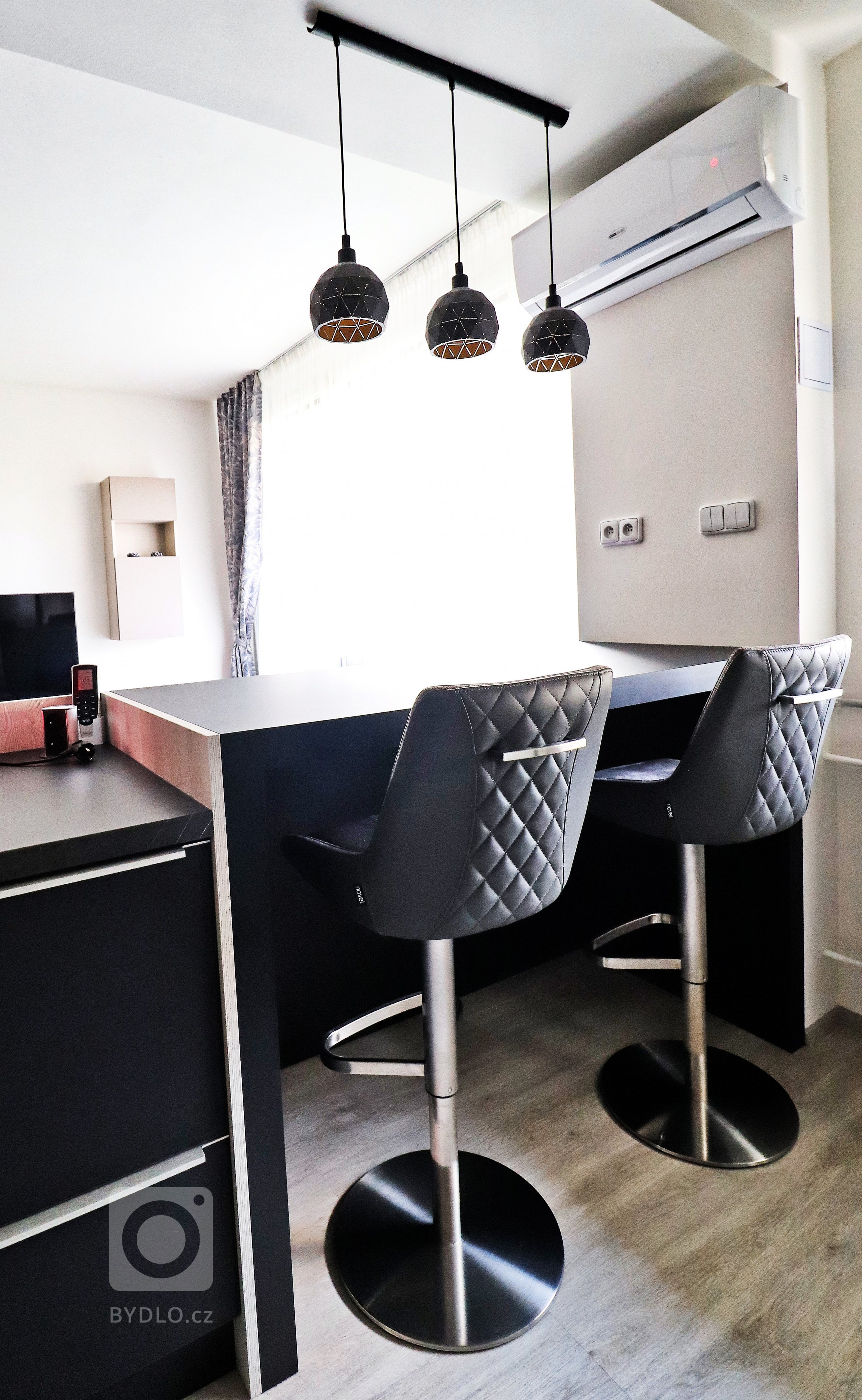 Obývací pokoj spojený s kuchyňskou linkou je hlavním prostorem většiny bytů.

V&nbsp;tomto nově zrekonstruovaném bytě jsme pro mladou rodinu vytvořili místo…