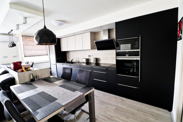 Obývací pokoj spojený s kuchyňskou linkou je hlavním prostorem většiny bytů.

V&nbsp;tomto nově zrekonstruovaném bytě jsme pro mladou rodinu vytvořili místo…