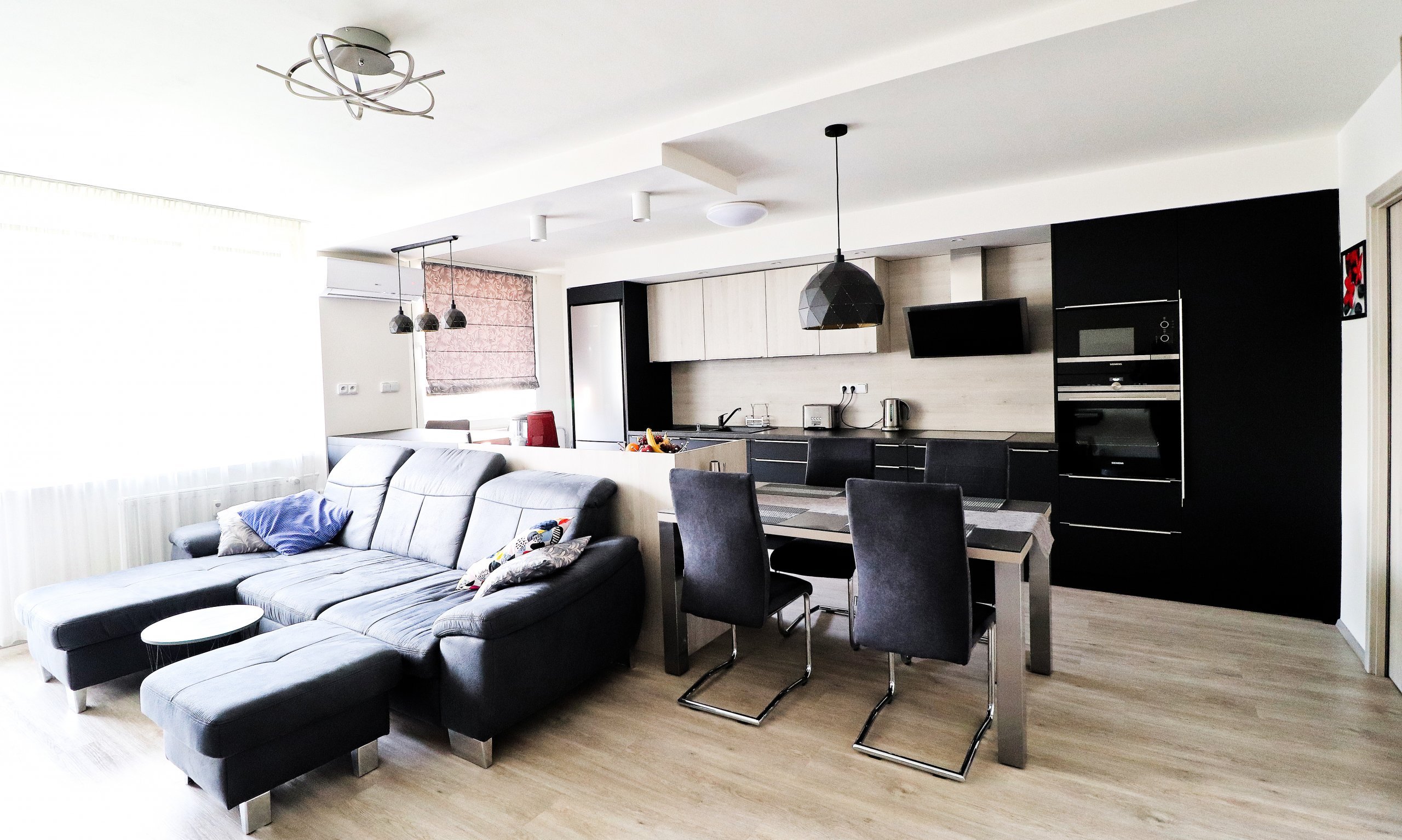 Obývací pokoj spojený s kuchyňskou linkou je hlavním prostorem většiny bytů.

V&nbsp;tomto nově zrekonstruovaném bytě jsme pro mladou rodinu vytvořili místo…