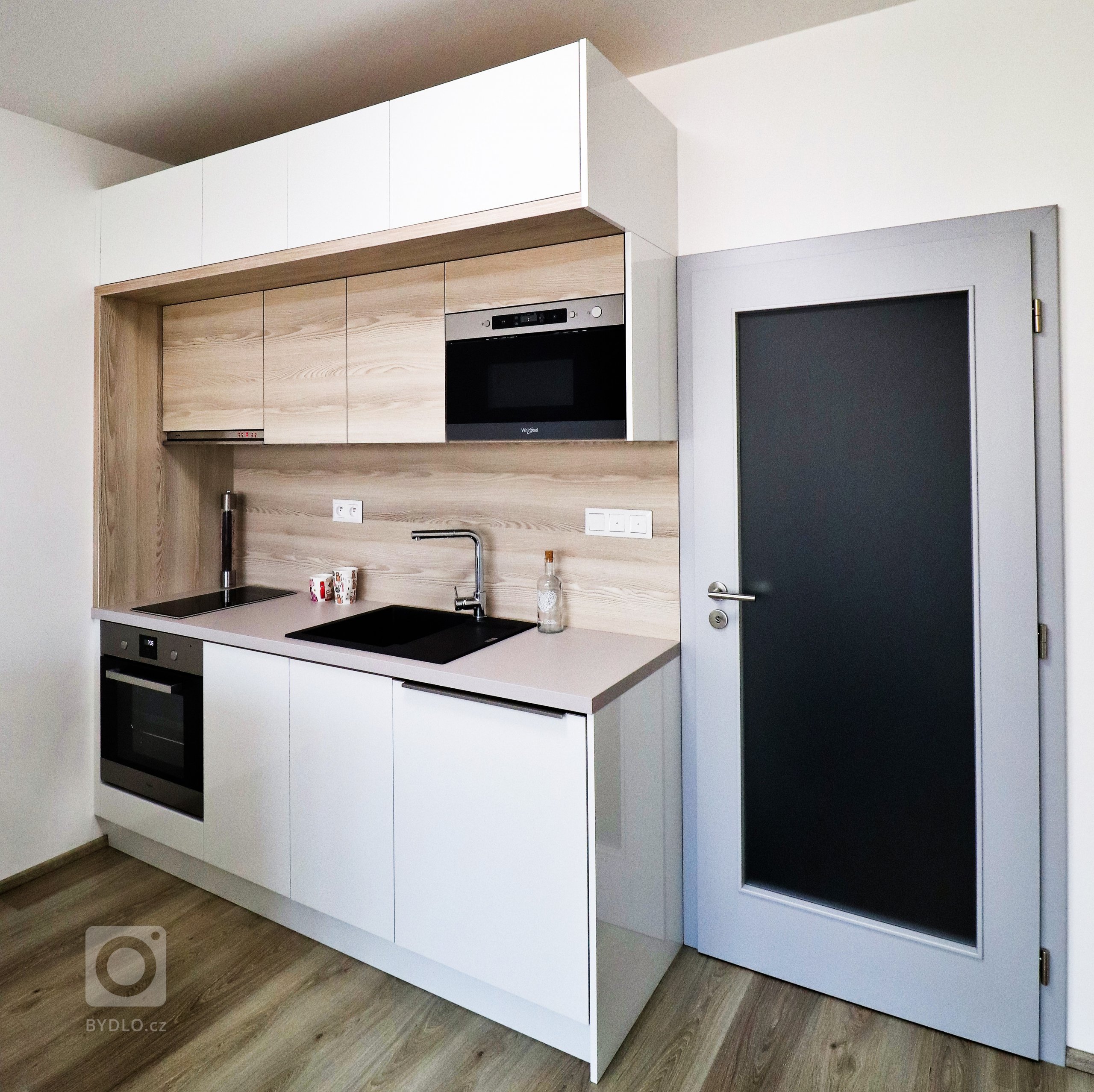 I v&nbsp;menších prostorech se dá vykouzlit útulný interiér.

V&nbsp;tomto 1+kk jsme se drželi světlých barev, jejichž použití je v&nbsp;ne příliš velkých…