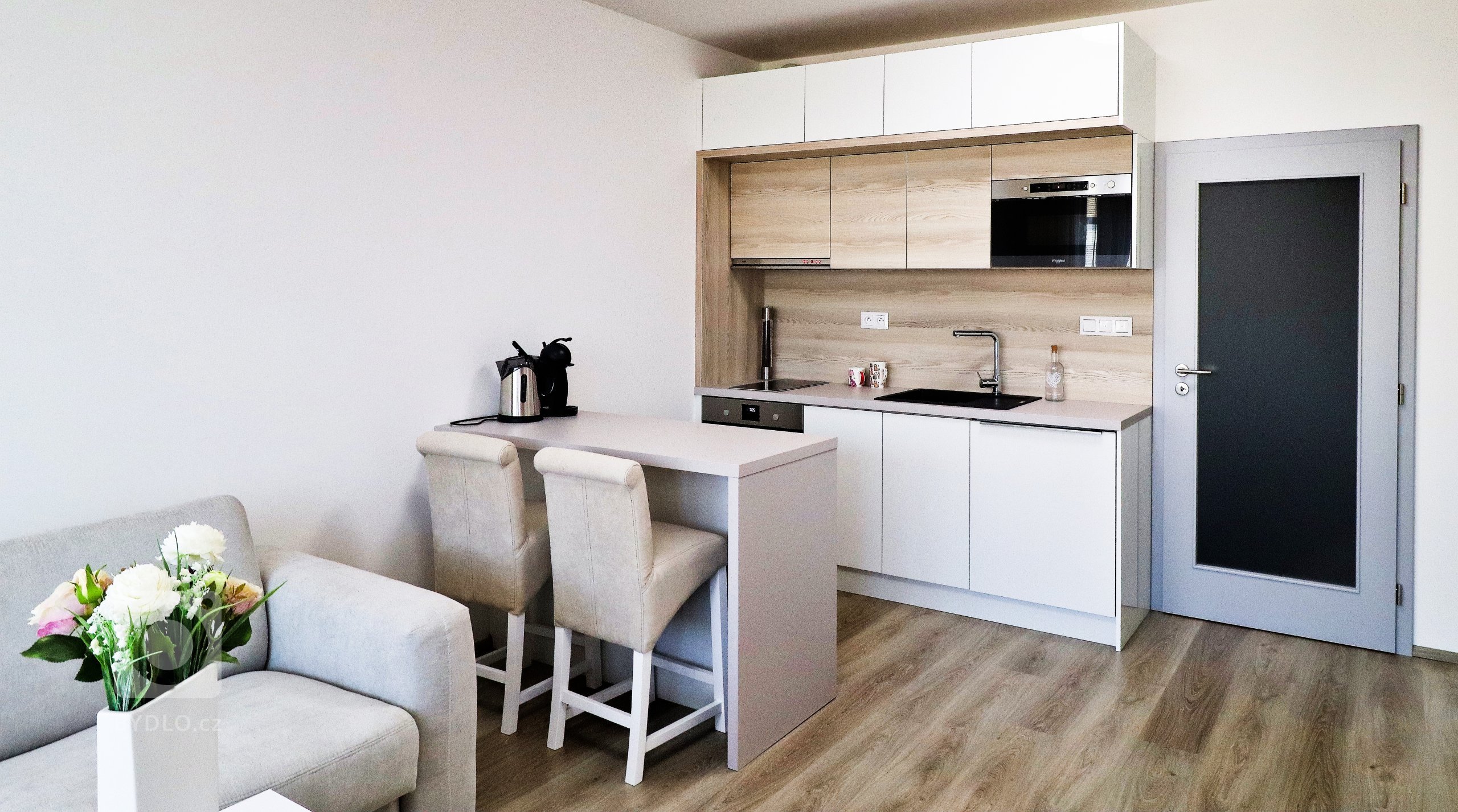 I v&nbsp;menších prostorech se dá vykouzlit útulný interiér.

V&nbsp;tomto 1+kk jsme se drželi světlých barev, jejichž použití je v&nbsp;ne příliš velkých…