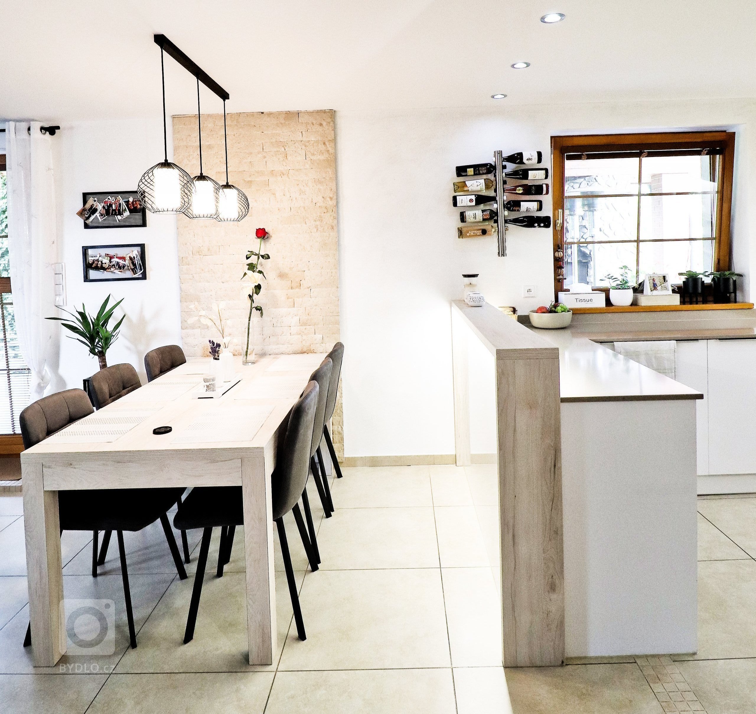 V&nbsp;rodinném domku v&nbsp;Havířově jsme se podíleli na kompletní rekonstrukci obývacího prostoru s&nbsp;kuchyňskou linkou.

Bílá akrylátová dvířka doplňuje…