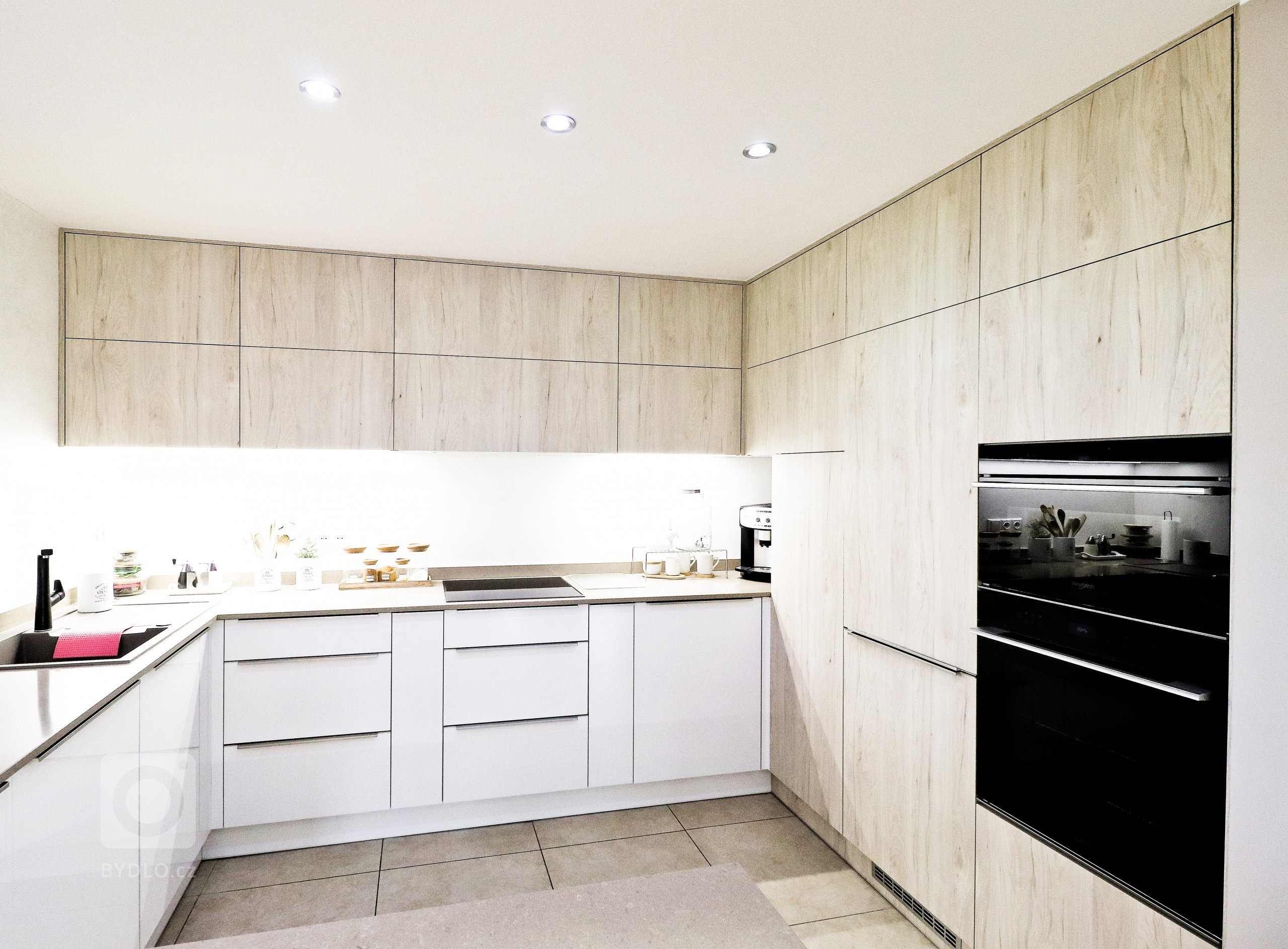 V&nbsp;rodinném domku v&nbsp;Havířově jsme se podíleli na kompletní rekonstrukci obývacího prostoru s&nbsp;kuchyňskou linkou.

Bílá akrylátová dvířka doplňuje…