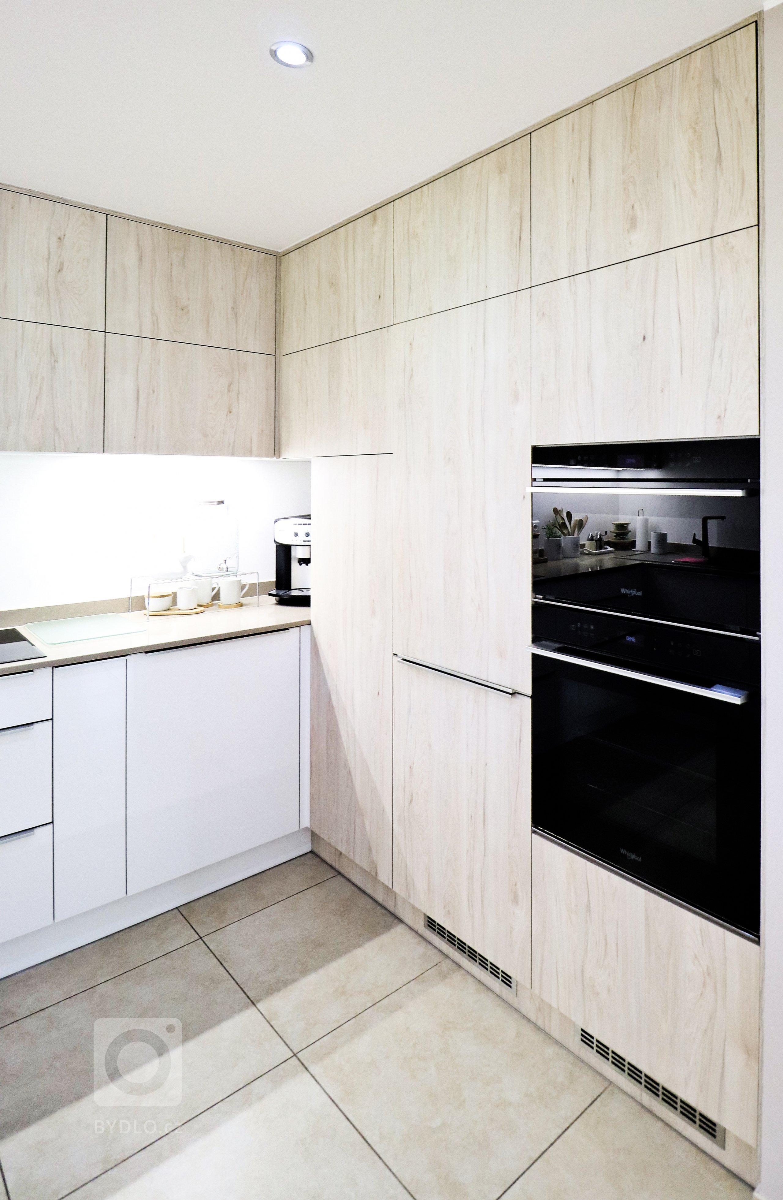 V&nbsp;rodinném domku v&nbsp;Havířově jsme se podíleli na kompletní rekonstrukci obývacího prostoru s&nbsp;kuchyňskou linkou.

Bílá akrylátová dvířka doplňuje…