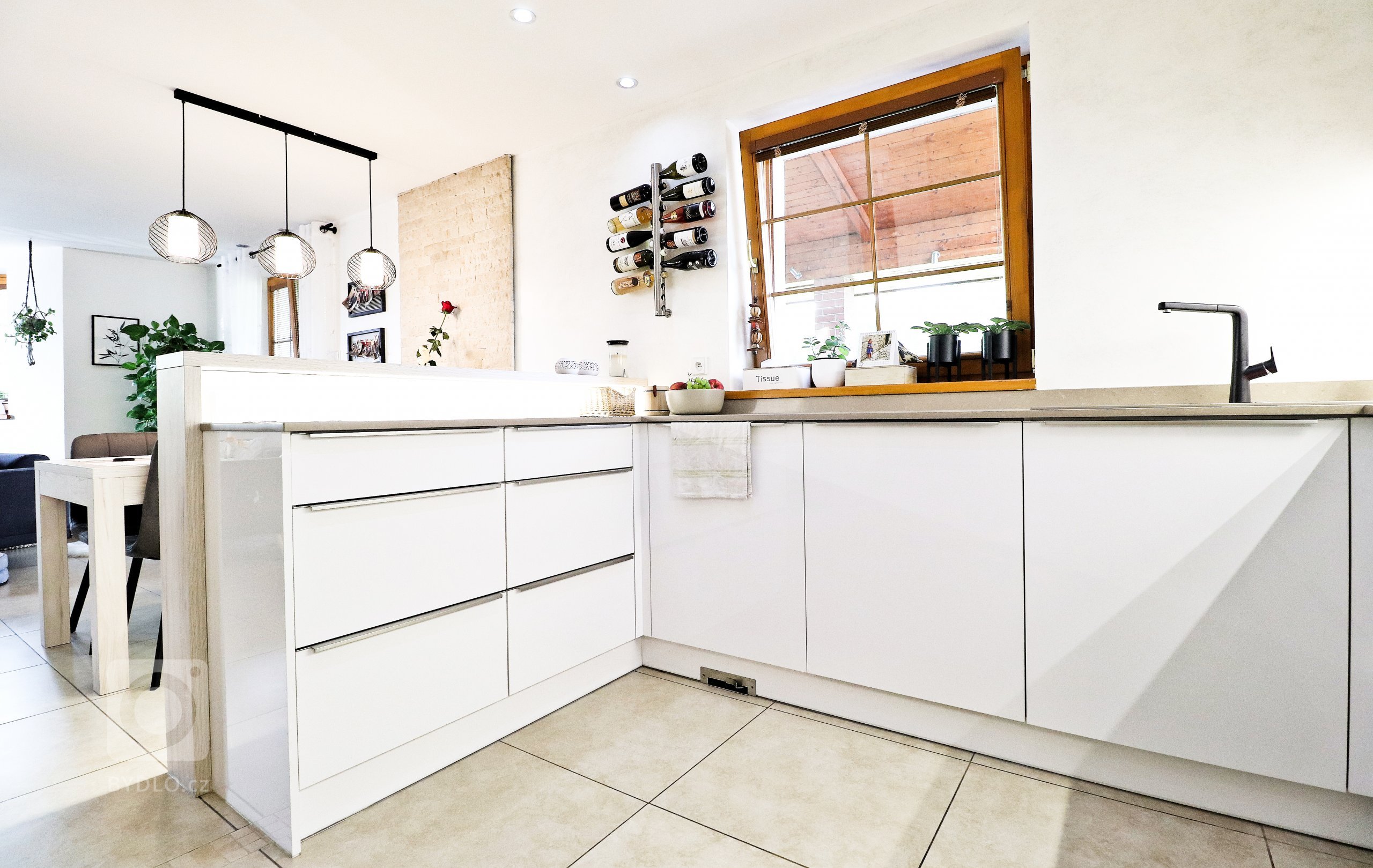 V&nbsp;rodinném domku v&nbsp;Havířově jsme se podíleli na kompletní rekonstrukci obývacího prostoru s&nbsp;kuchyňskou linkou.

Bílá akrylátová dvířka doplňuje…