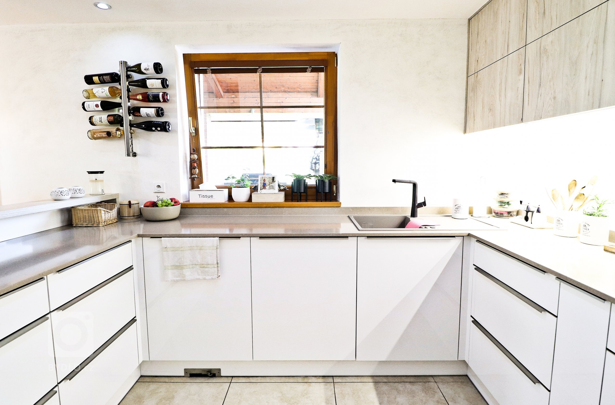 V&nbsp;rodinném domku v&nbsp;Havířově jsme se podíleli na kompletní rekonstrukci obývacího prostoru s&nbsp;kuchyňskou linkou.

Bílá akrylátová dvířka doplňuje…