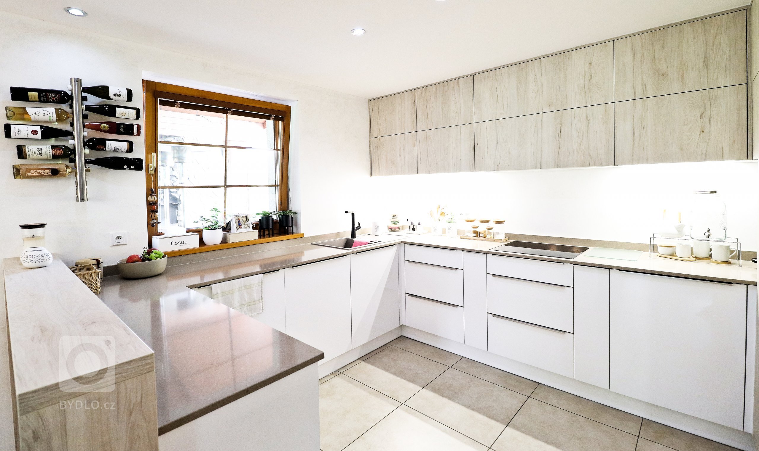 V&nbsp;rodinném domku v&nbsp;Havířově jsme se podíleli na kompletní rekonstrukci obývacího prostoru s&nbsp;kuchyňskou linkou.

Bílá akrylátová dvířka doplňuje…