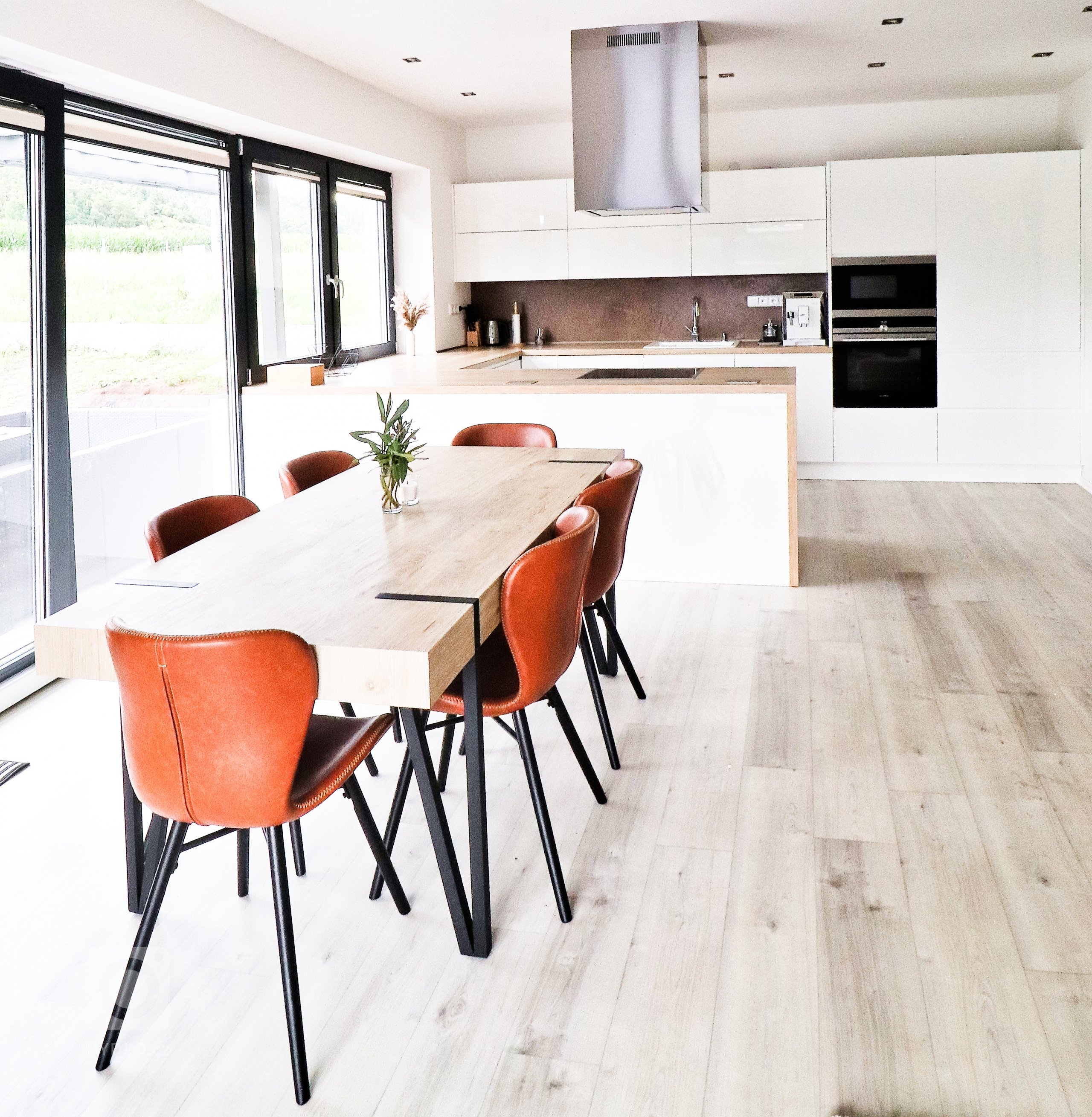 Tentokrát probíhala naše realizace v&nbsp;novostavbě rodinného domku kousek od Brna.

Pro mladou rodinku jsme vyrobili tuto lakovanou kuchyňskou linku s&nbsp…