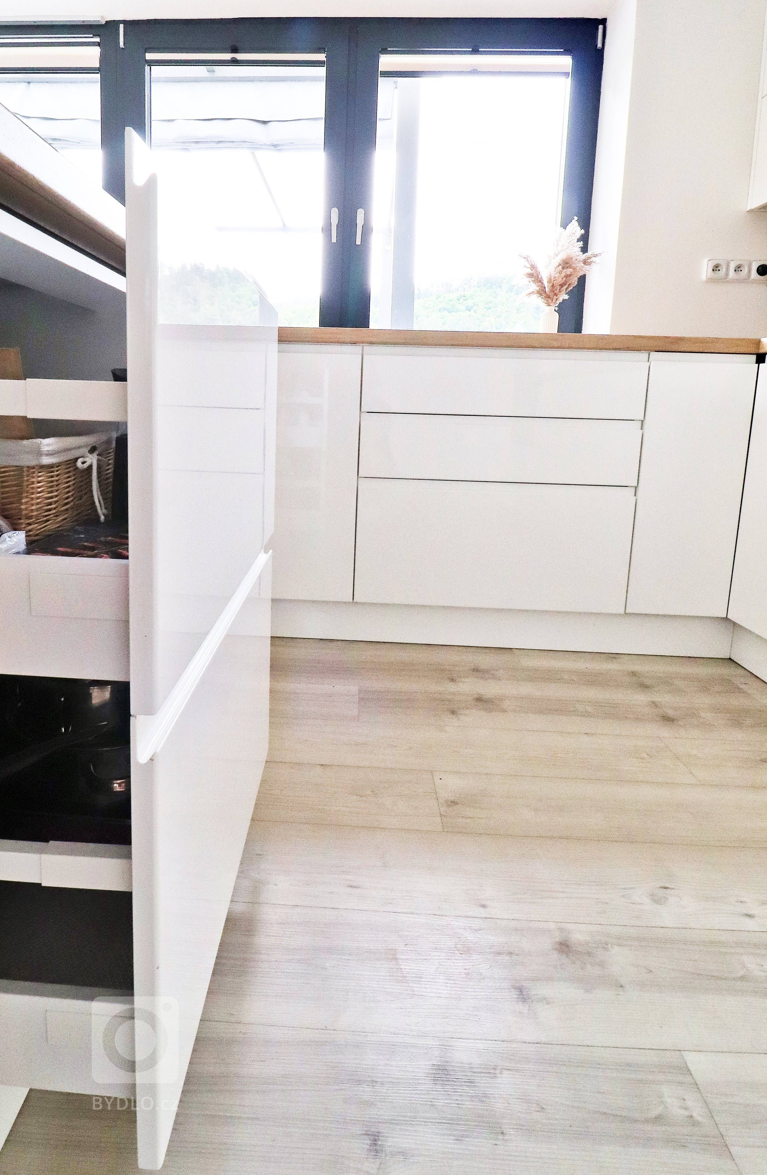 Tentokrát probíhala naše realizace v&nbsp;novostavbě rodinného domku kousek od Brna.

Pro mladou rodinku jsme vyrobili tuto lakovanou kuchyňskou linku s&nbsp…