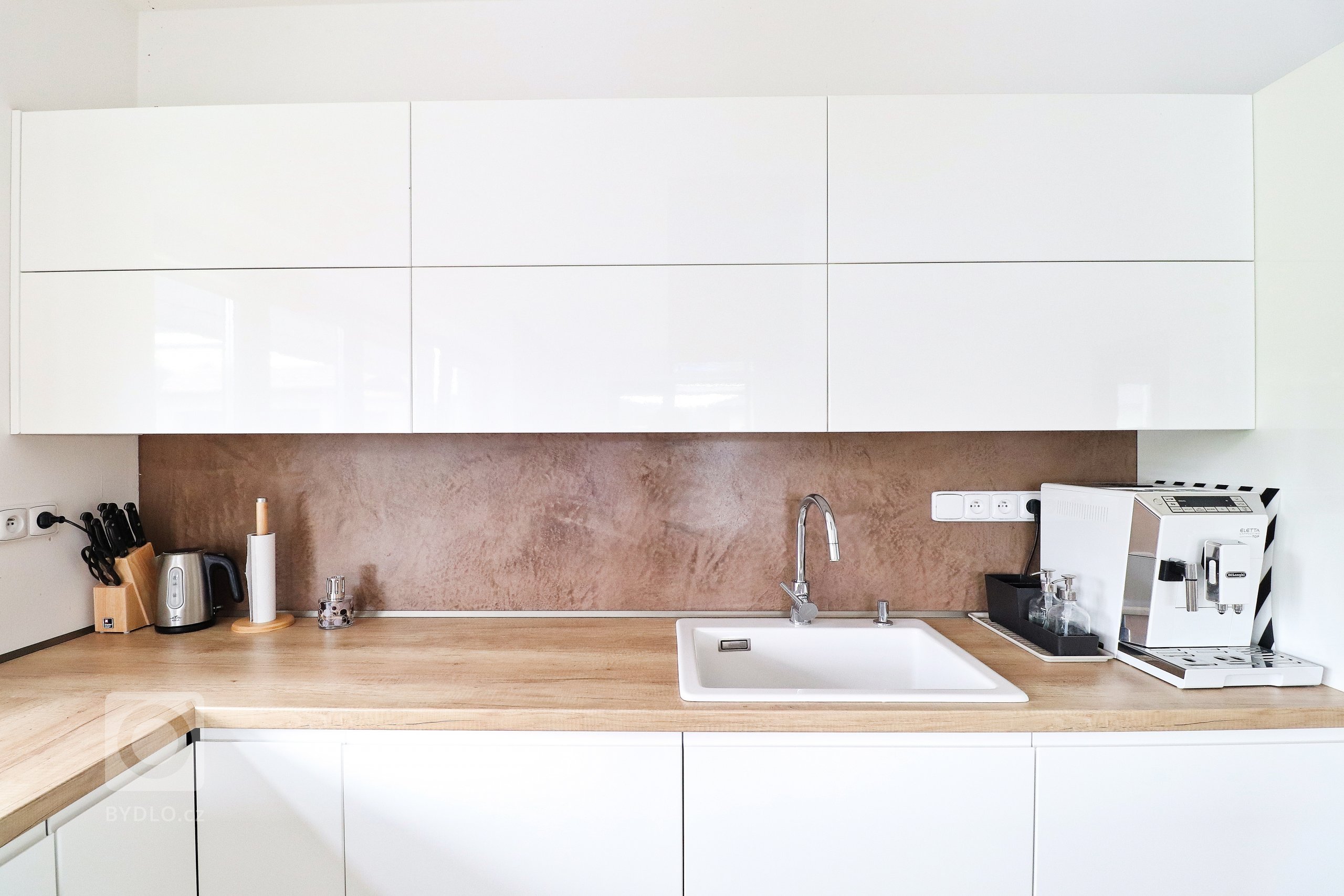 Tentokrát probíhala naše realizace v&nbsp;novostavbě rodinného domku kousek od Brna.

Pro mladou rodinku jsme vyrobili tuto lakovanou kuchyňskou linku s&nbsp…