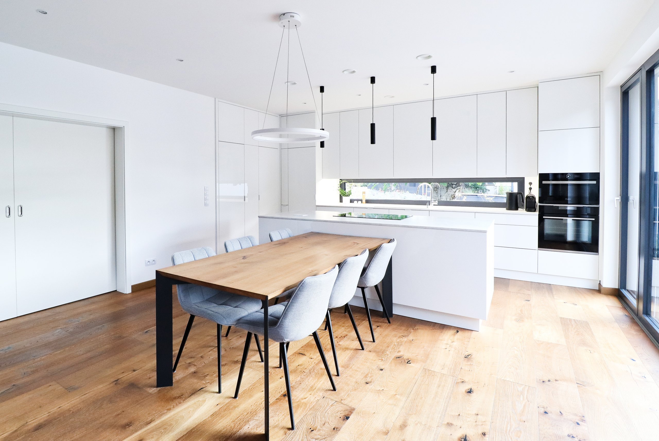 Této kuchyňské lince v&nbsp;Řeži u Prahy bílá prostě sluší.

Lesklý lak v&nbsp;kombinaci s&nbsp;pracovní deskou Technistone působí velmi elegantním a čistým…