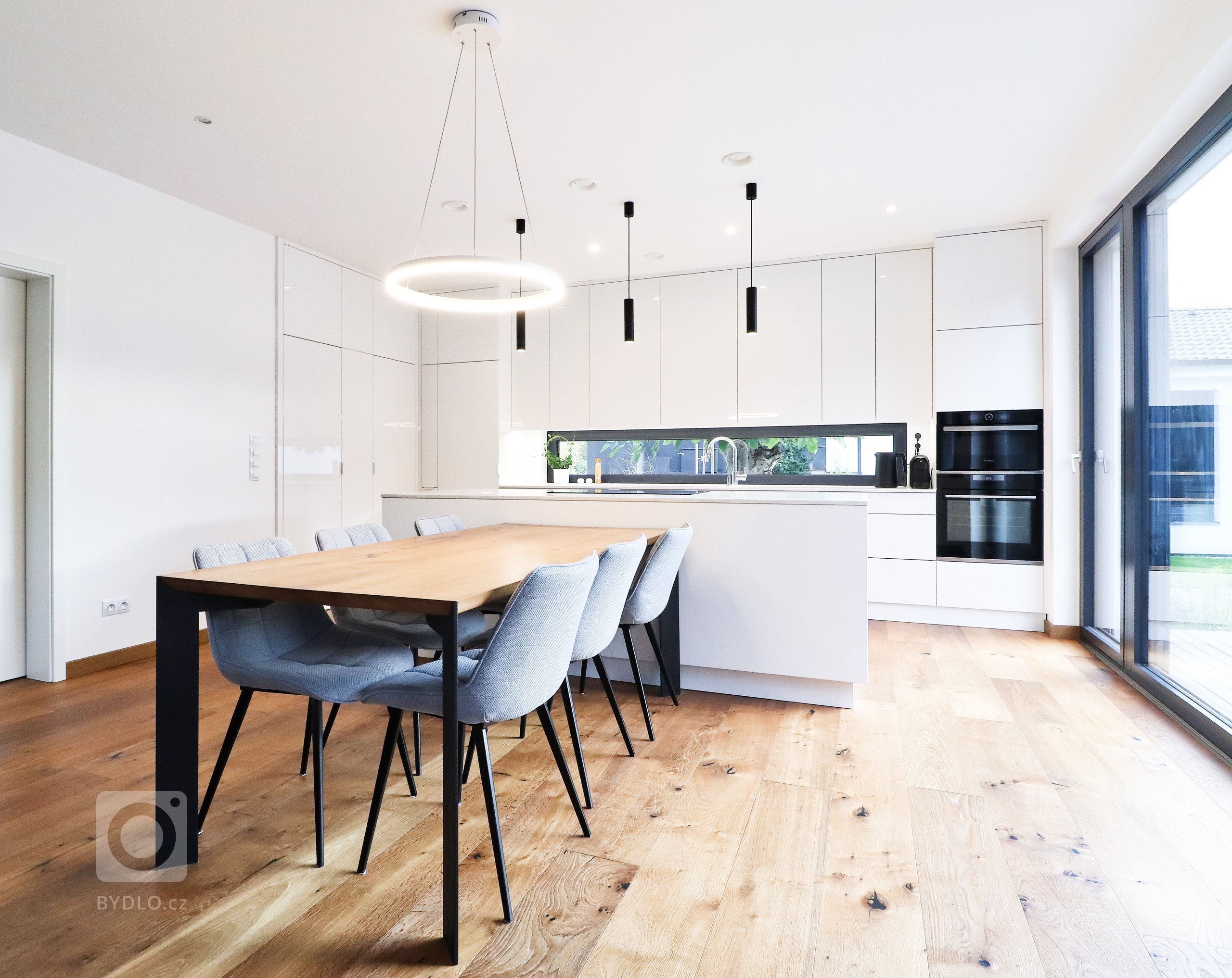 Této kuchyňské lince v&nbsp;Řeži u Prahy bílá prostě sluší.

Lesklý lak v&nbsp;kombinaci s&nbsp;pracovní deskou Technistone působí velmi elegantním a čistým…