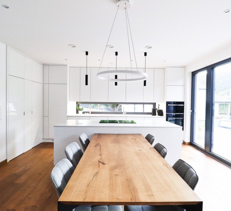 Elegantní lakovaná kuchyňská linka