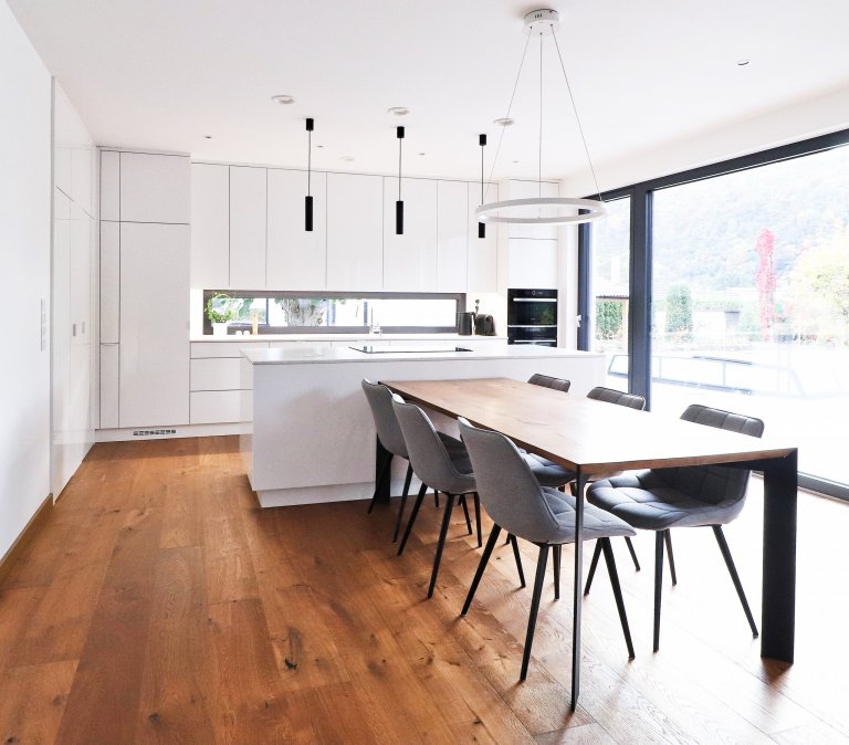 Této kuchyňské lince v&nbsp;Řeži u Prahy bílá prostě sluší.

Lesklý lak v&nbsp;kombinaci s&nbsp;pracovní deskou Technistone působí velmi elegantním a čistým…