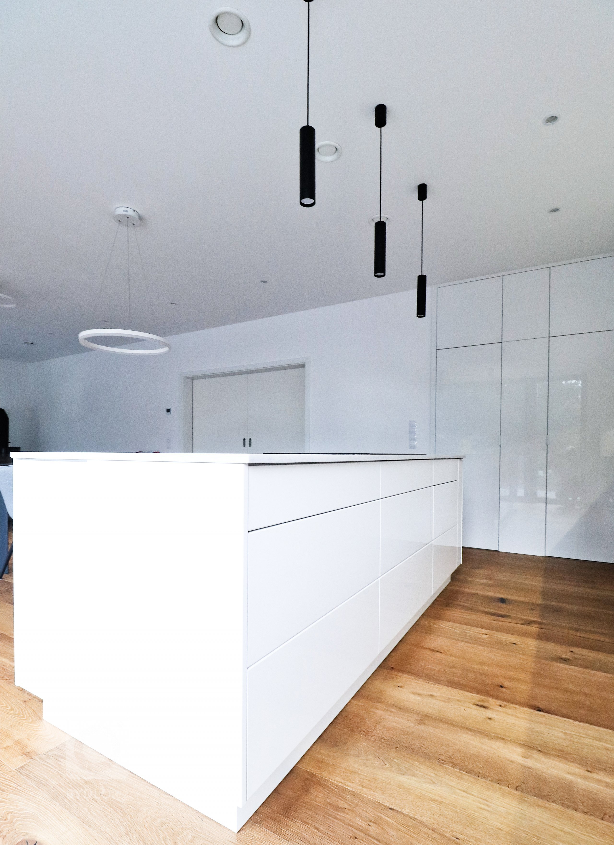 Této kuchyňské lince v&nbsp;Řeži u Prahy bílá prostě sluší.

Lesklý lak v&nbsp;kombinaci s&nbsp;pracovní deskou Technistone působí velmi elegantním a čistým…