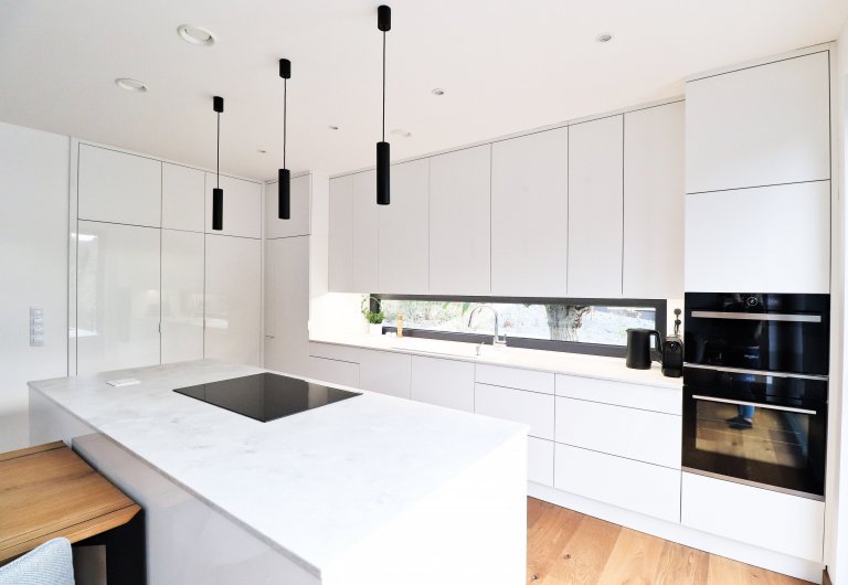 Této kuchyňské lince v&nbsp;Řeži u Prahy bílá prostě sluší.

Lesklý lak v&nbsp;kombinaci s&nbsp;pracovní deskou Technistone působí velmi elegantním a čistým…