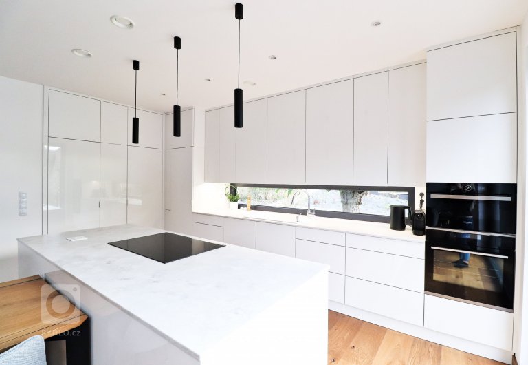 add picture to album