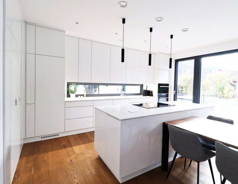 Této kuchyňské lince v&nbsp;Řeži u Prahy bílá prostě sluší.

Lesklý lak v&nbsp;kombinaci s&nbsp;pracovní deskou Technistone působí velmi elegantním a čistým…